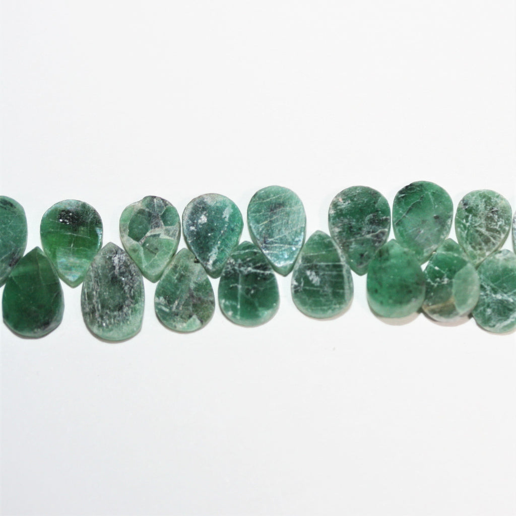 Perles plates lisses en émeraude de 8 pouces (7 x 5 mm). Longueur du fil : environ 20 cm.