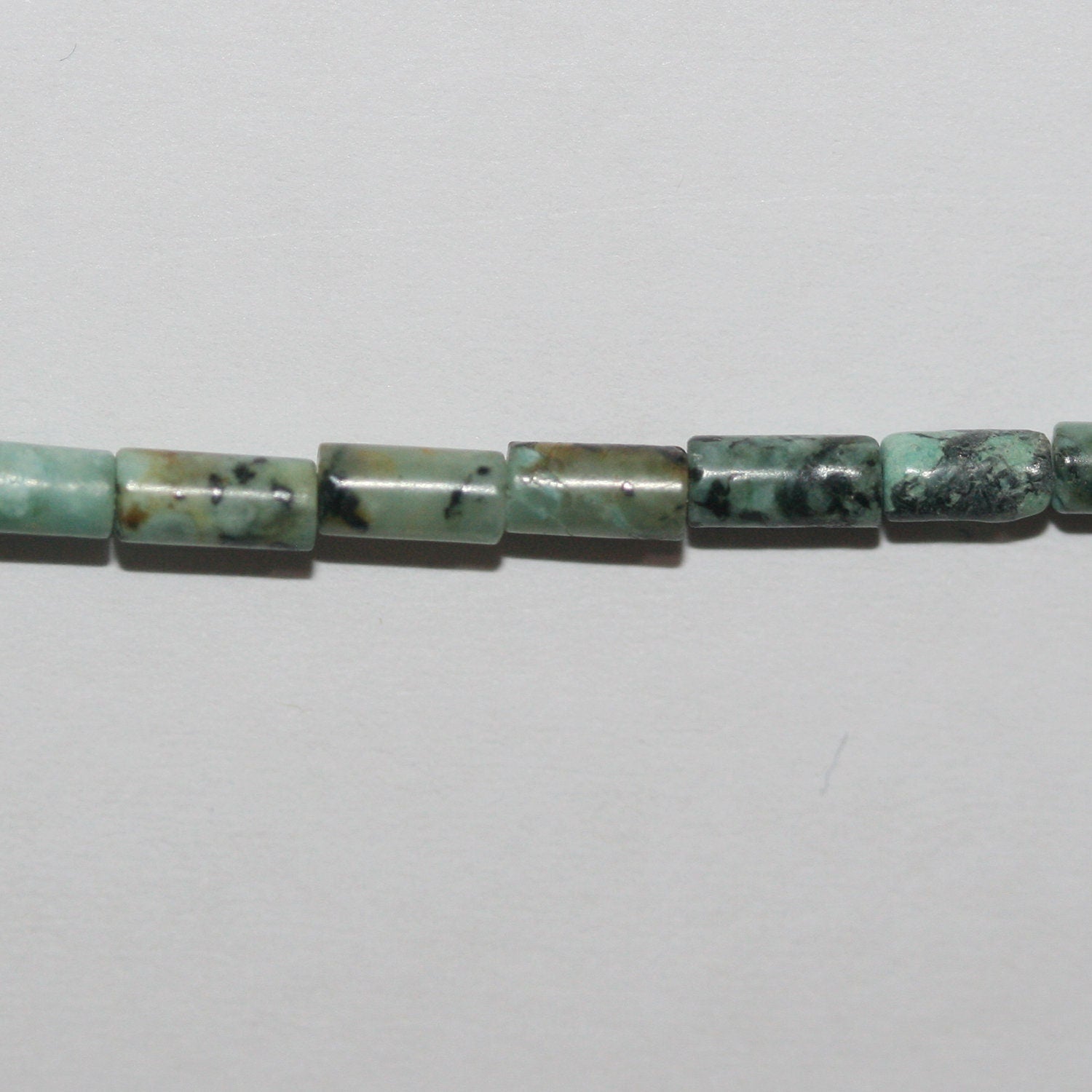 Perles tubulaires lisses en turquoise africaine St 15" 4x2mm.-Rig 39cm.