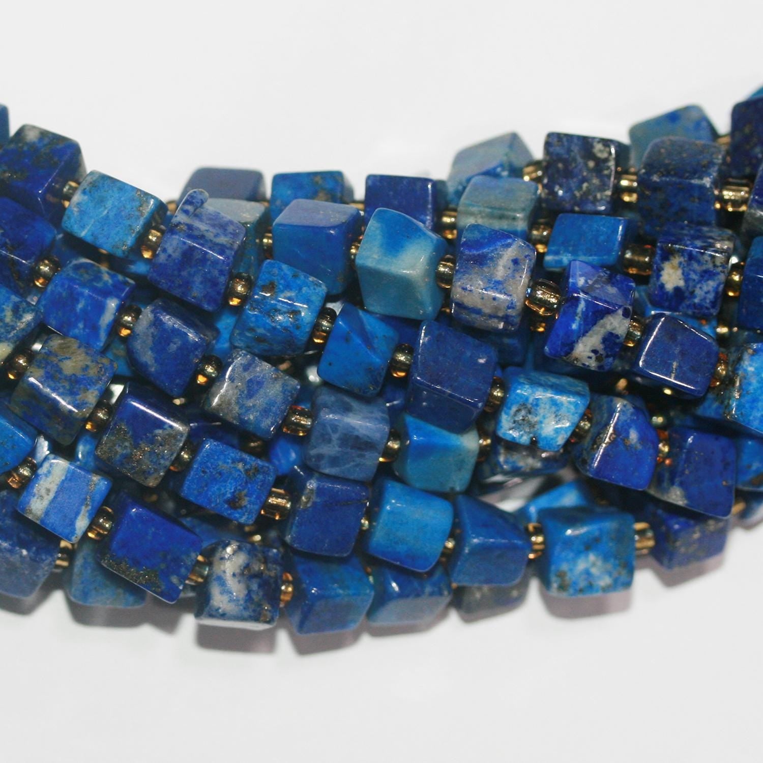 Perles cubiques lisses en lapis-lazuli de 15 pouces (environ 39 cm), 7-8 mm. Longueur du fil : environ 39 cm.