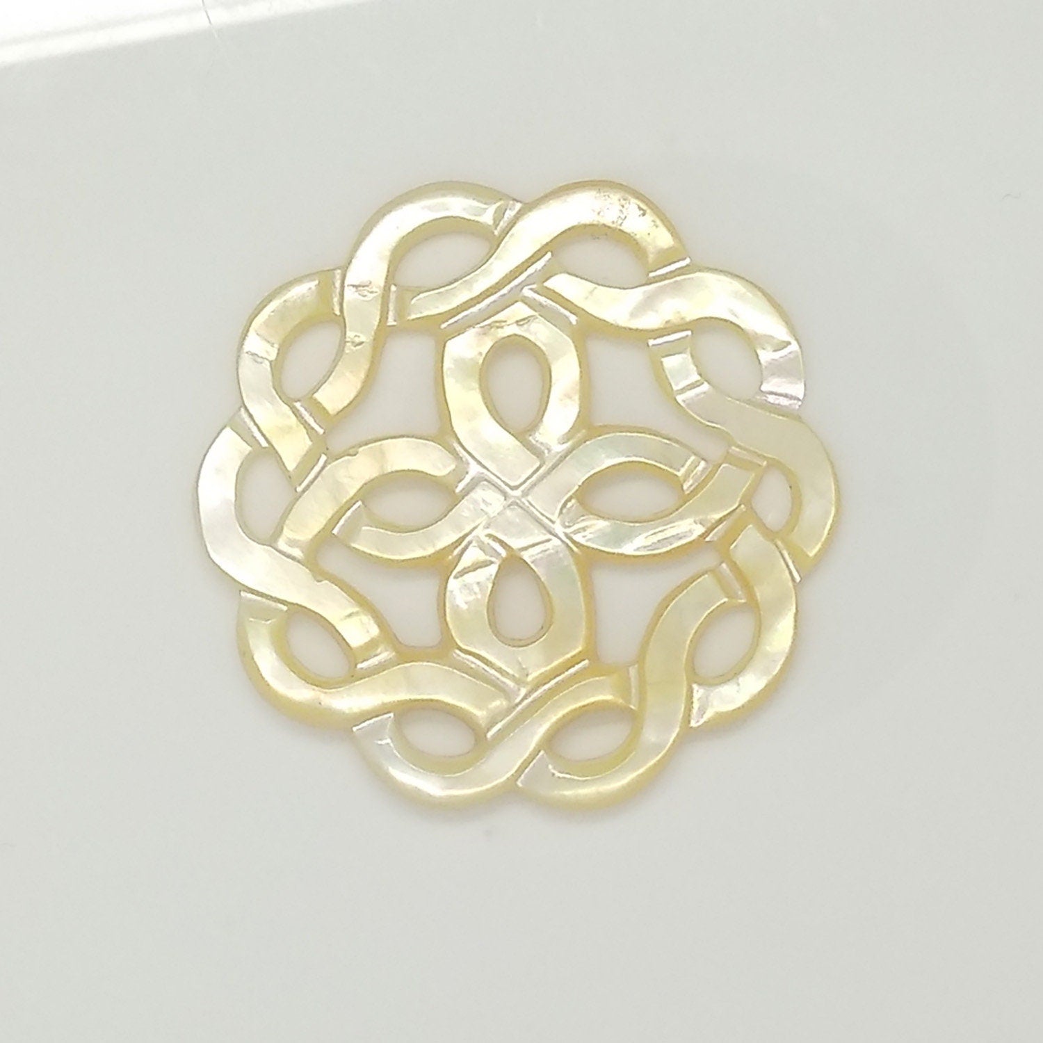 Pendentif feuille en nacre 45 mm.