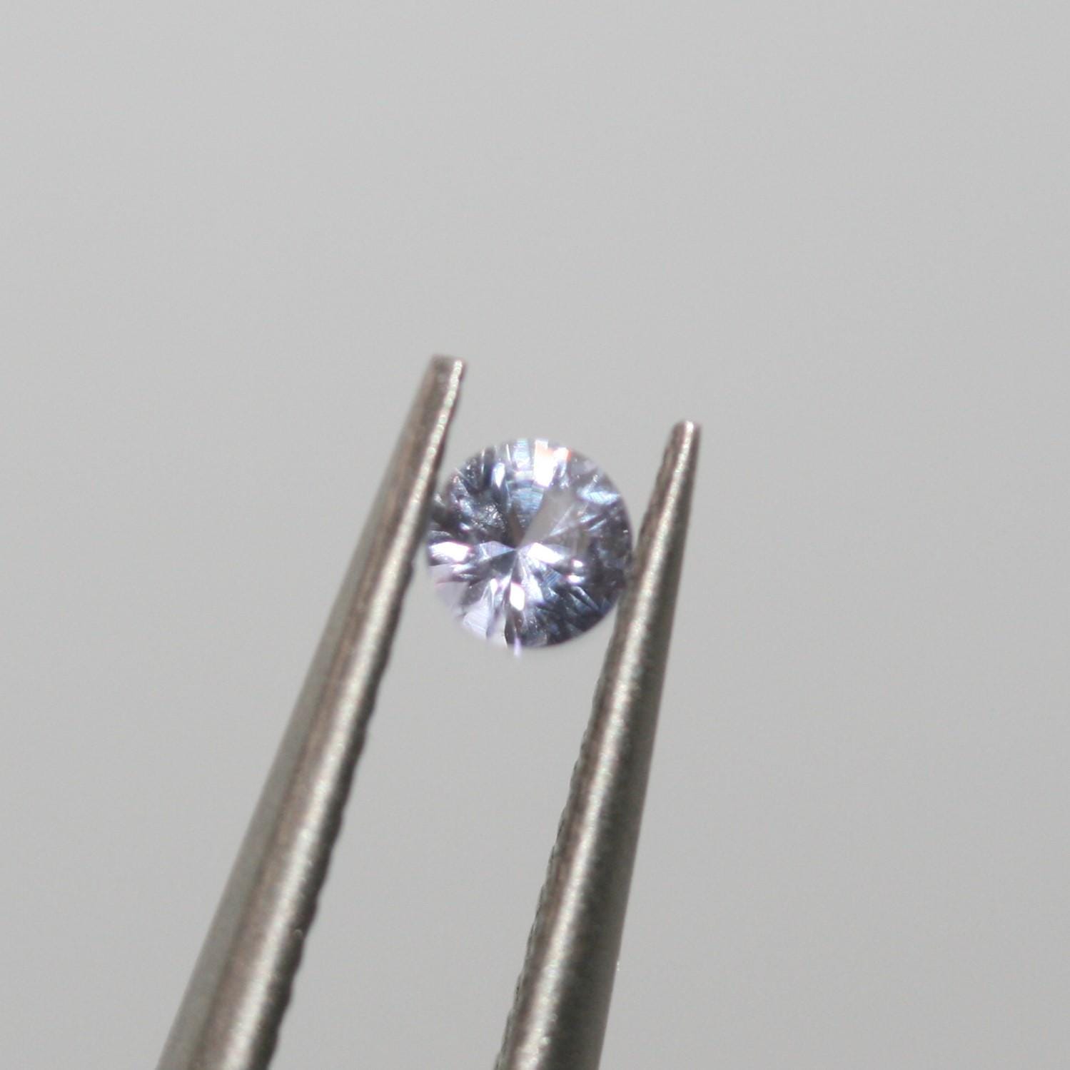 Lot de saphirs multicolores facettés ronds de 2,7 mm. Poids approximatif : 2 carats.