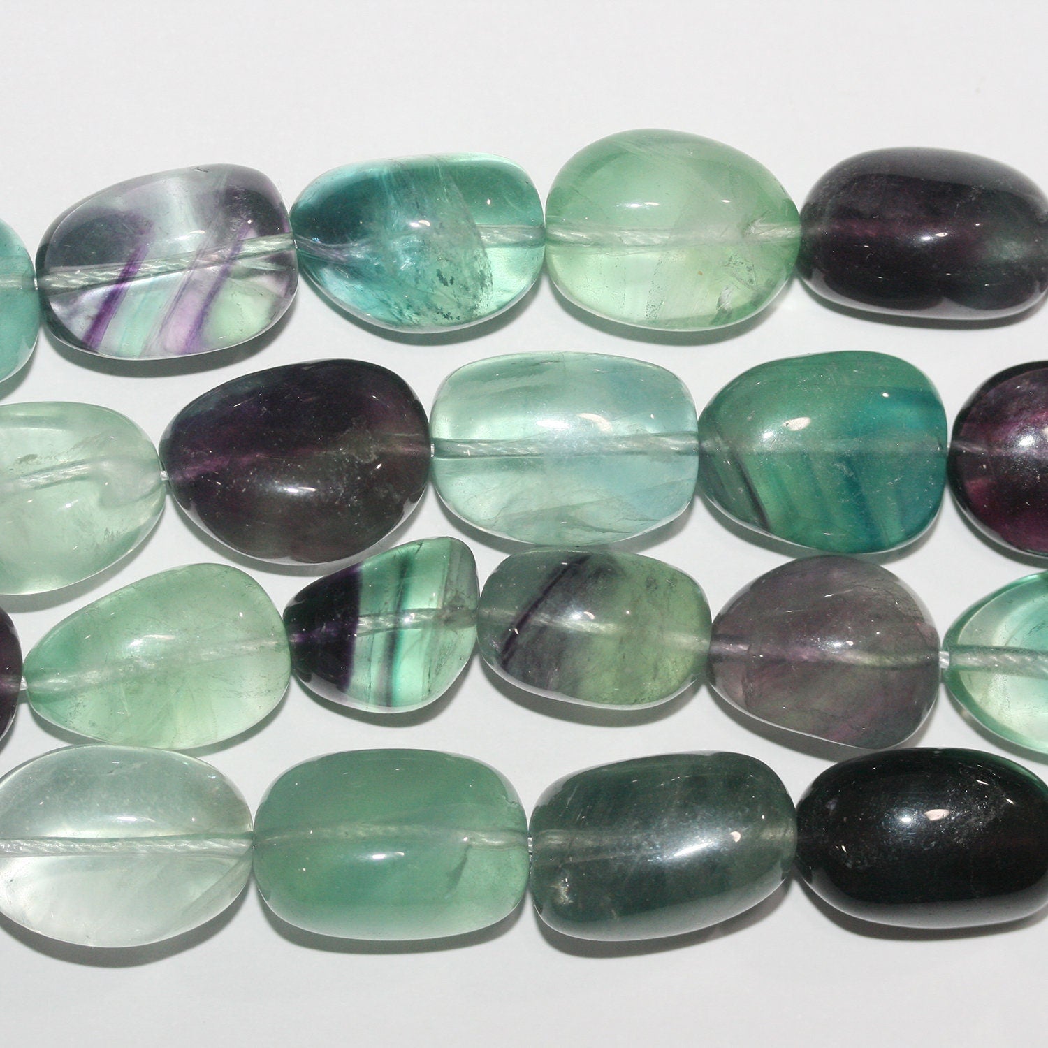 Perles de fluorite St lisses en forme de pépites, 18 x 15 mm. Longueur approximative du brin : 39 cm.
