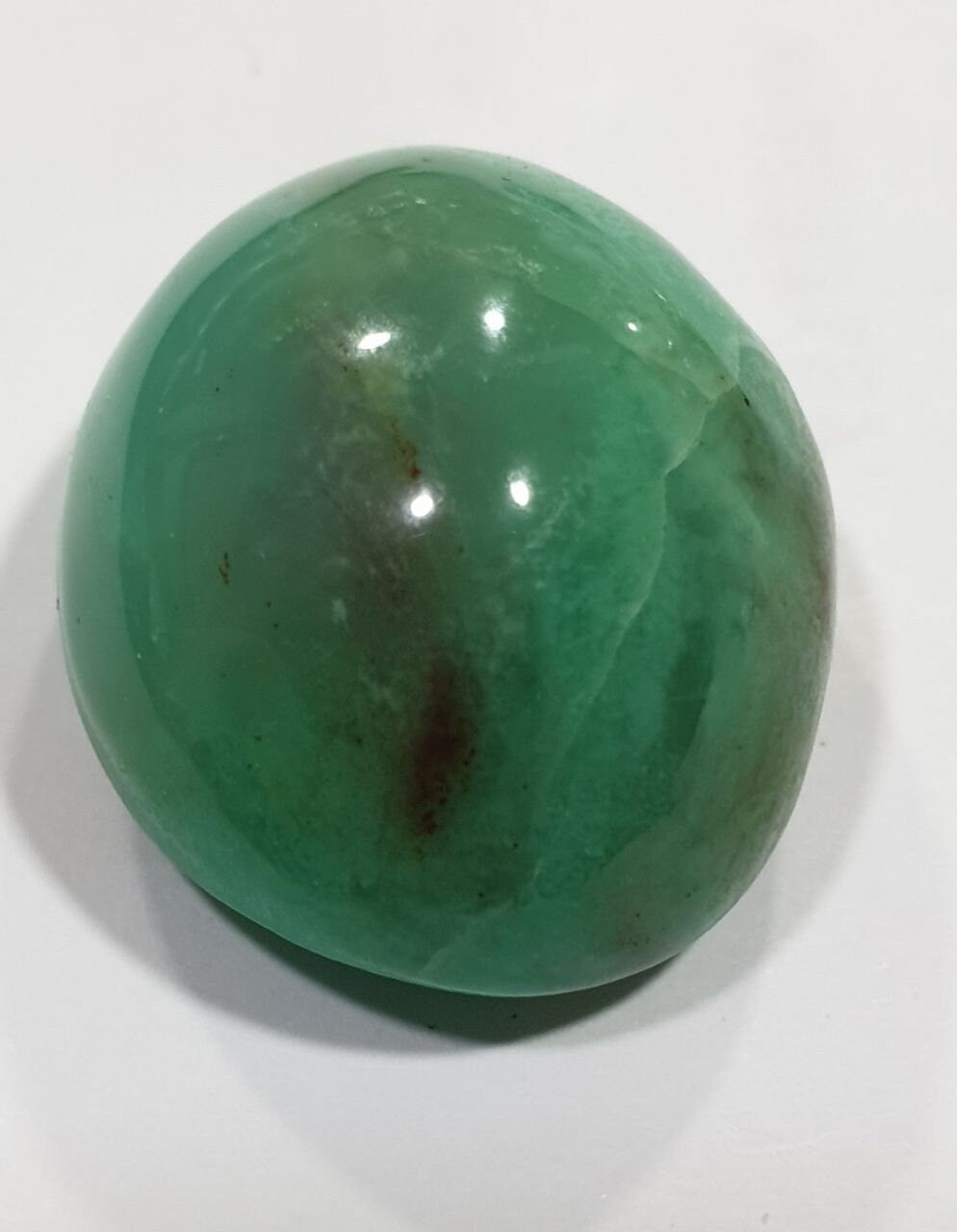 Cabochon ovale de chrysoprase 23,65 x 19,75 x 13,2 mm (42,27 ct).