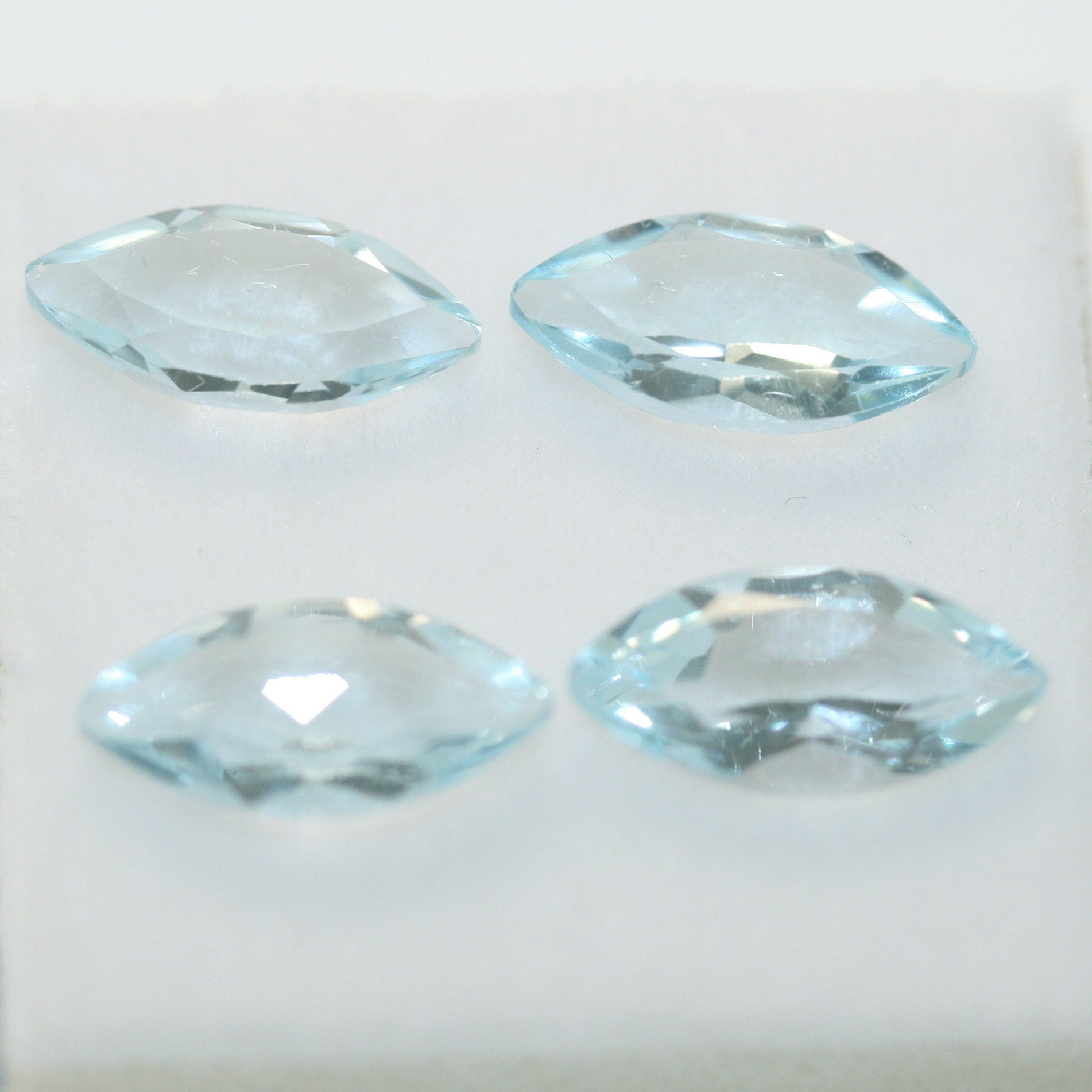 Lot de topazes bleu ciel facettées en forme de marquise 10x5mm.-(4 pièces).