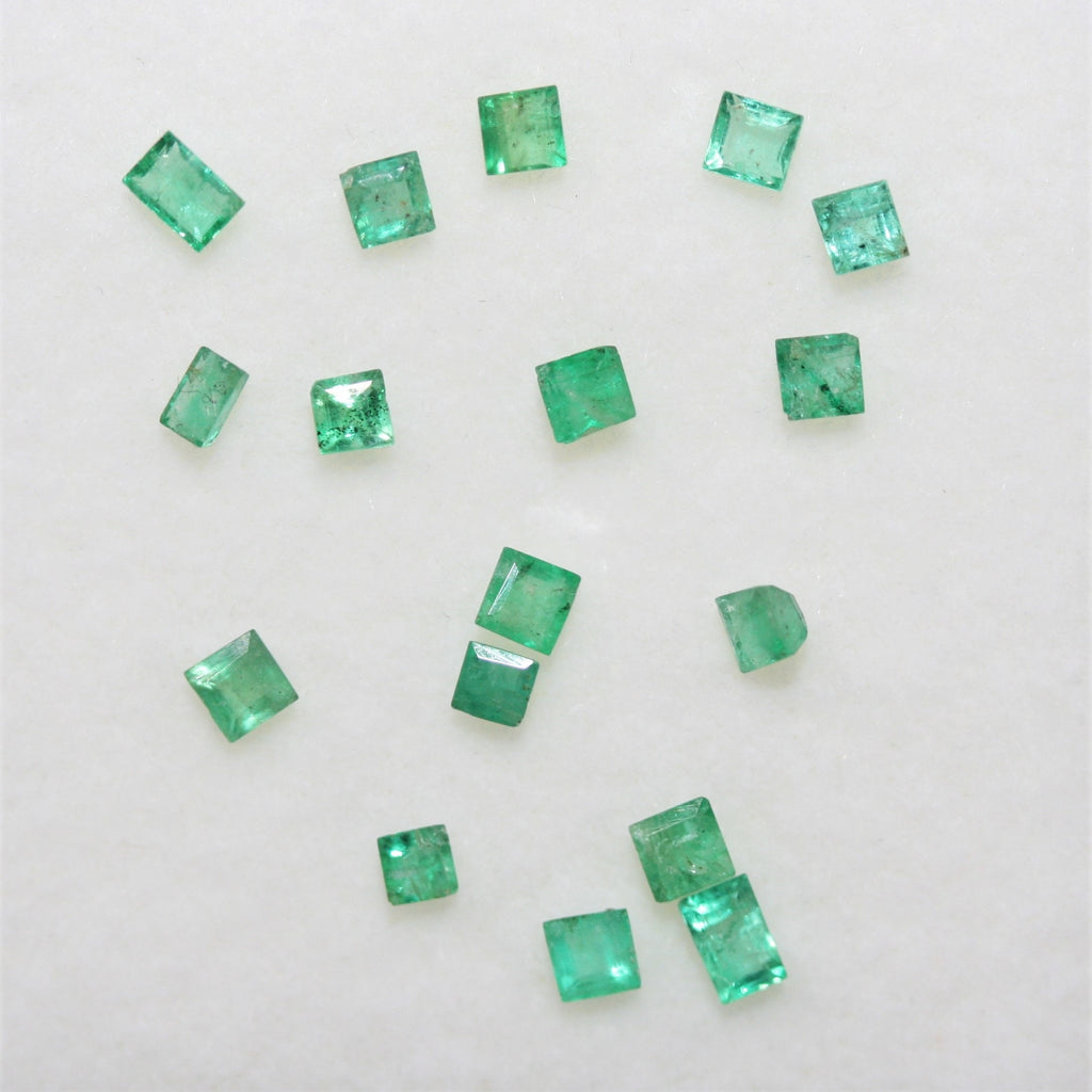 Lot d'émeraudes carrées à facettes de 2,25 mm environ (1 carat).