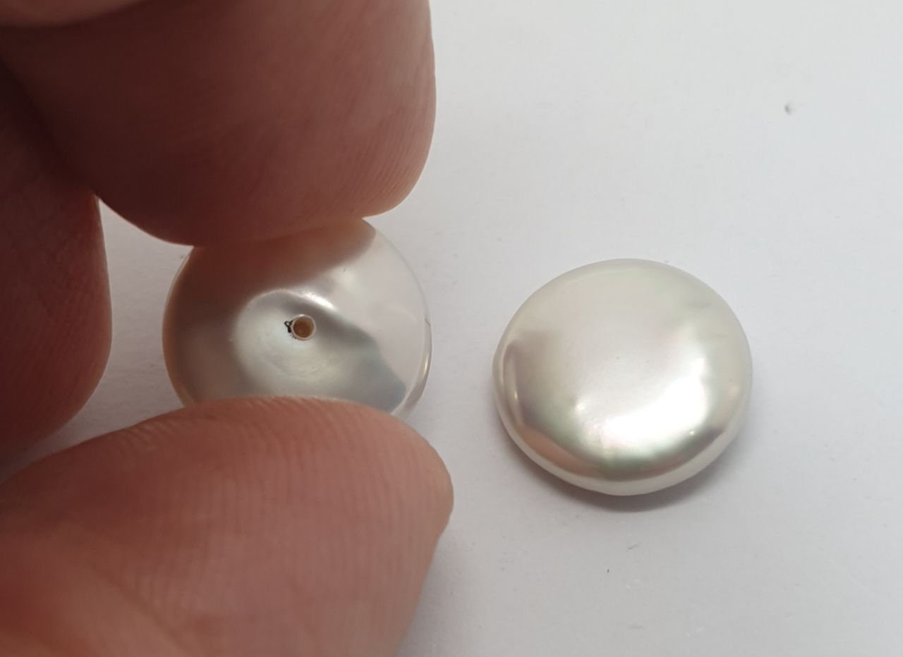 1 par de perlas de agua dulce semiperforadas de 13 mm con forma de moneda. Perla natural de alta calidad. Precio por par. Pendiente de perla semiperforado.