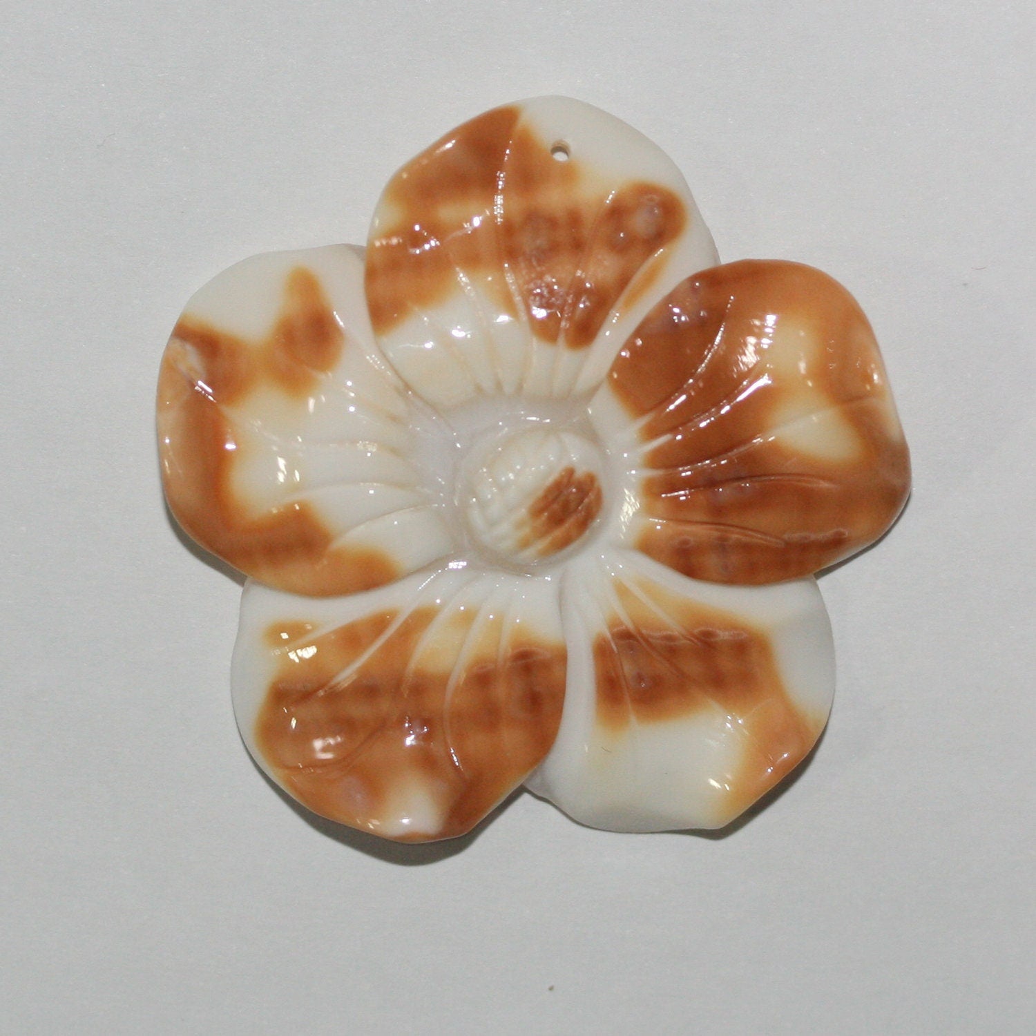 Pendentif feuille de coquillage rose naturel 39 mm.