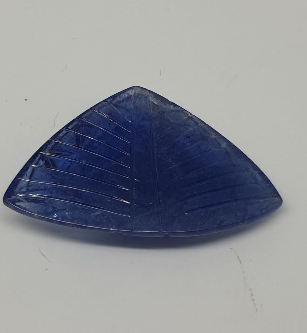 Grande taille unique sculptée dans un cabochon de tanzanite naturelle, 39 x 24,6 mm, 42 carats - Sculpture sur pierre précieuse