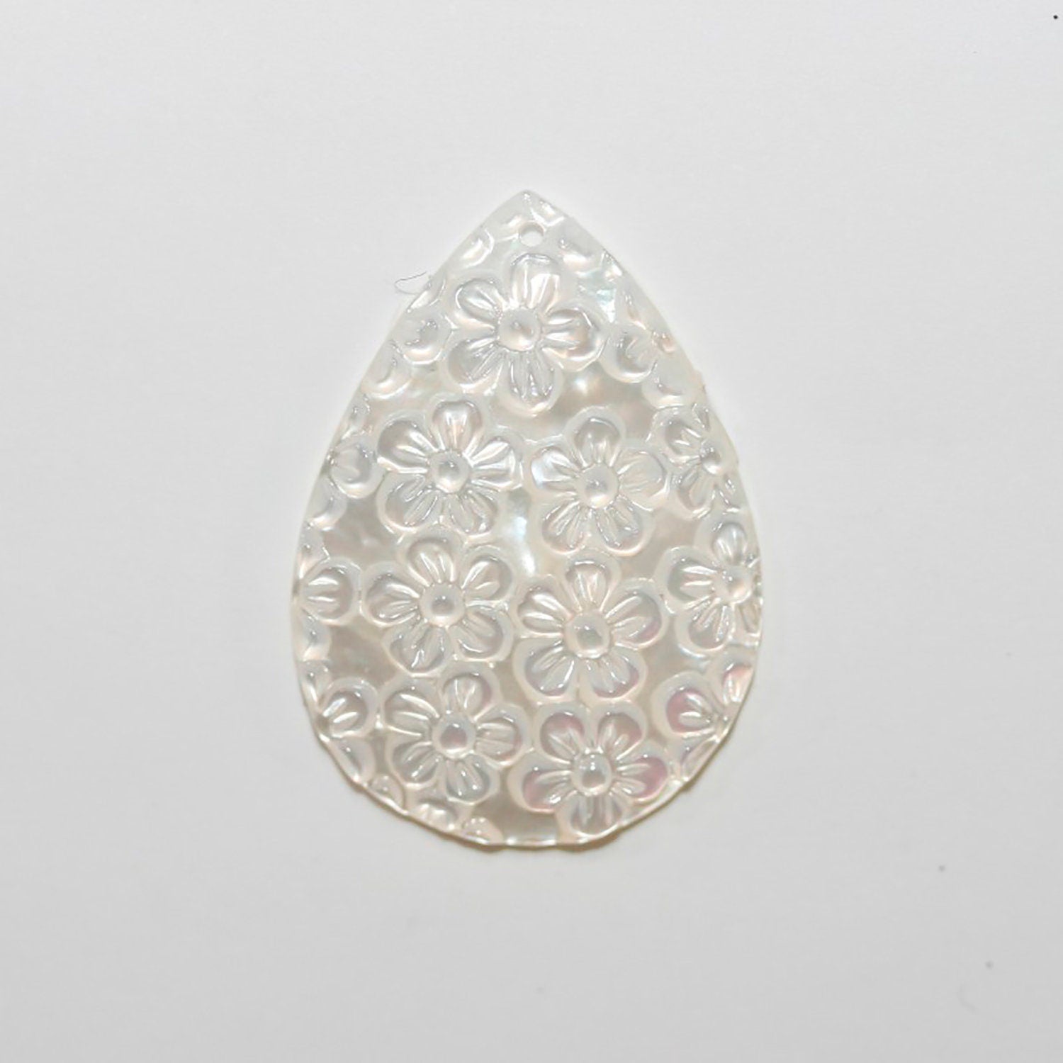 Pendentif goutte en nacre sculptée, motif fleurs, 30 x 21 mm.