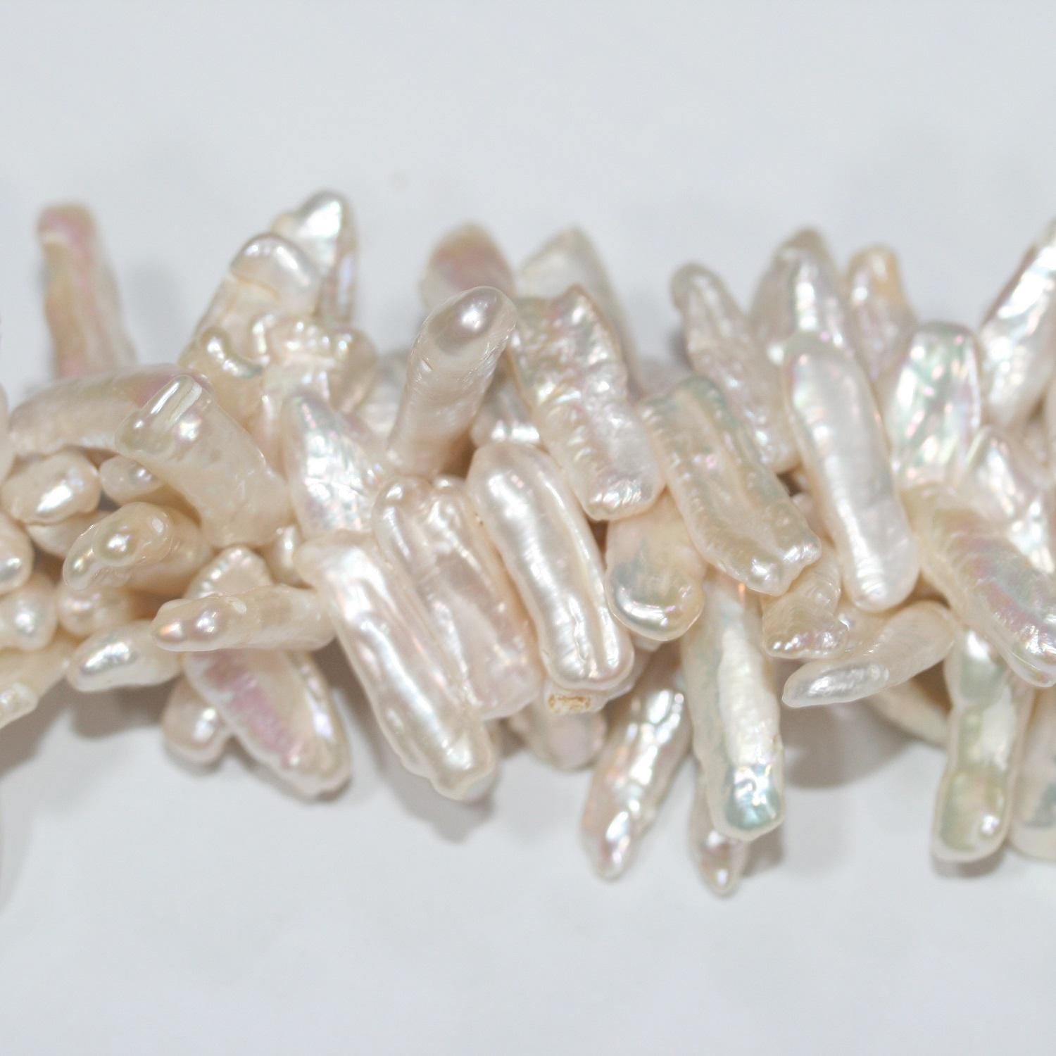 Perles de culture Biwas blanches d'eau douce, 17 pouces (environ 43 cm), 20 x 6 mm. Longueur du fil : 41 cm. Perles naturelles à prix de gros.