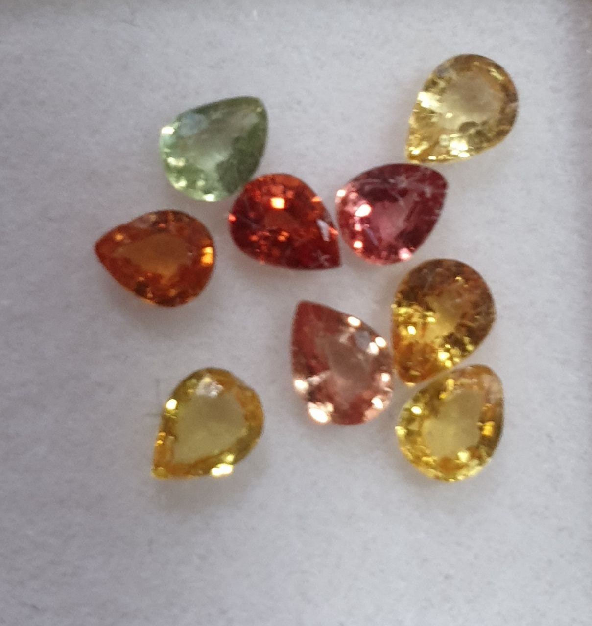 Lot de saphirs multicolores taillés en goutte, 4 x 3 mm. - Pierres précieuses en vrac - Prix de gros - Gemmes naturelles