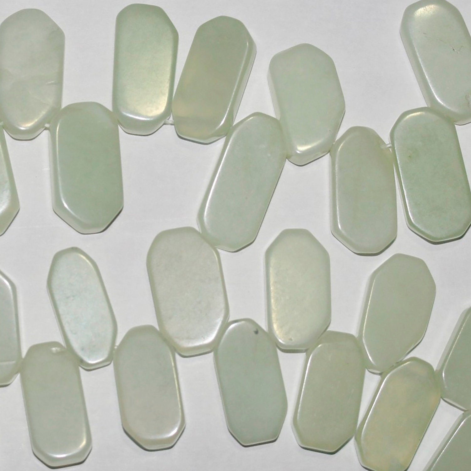 Cuentas rectangulares lisas de jade nuevo de 16" de 25 x 13 mm, aprox. - Hilo de 40 cm.