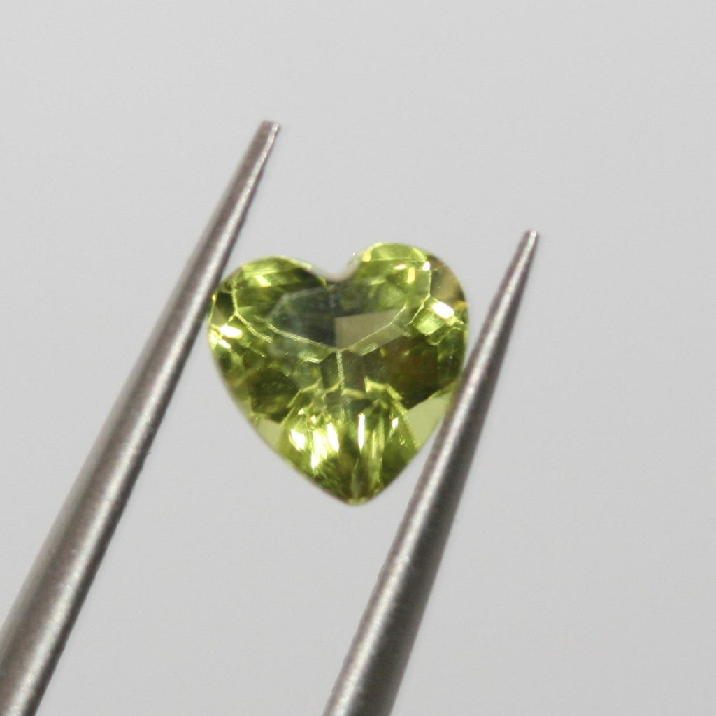 Lote de 8 piezas de peridoto facetado en forma de corazón de 6 mm (8 piezas)