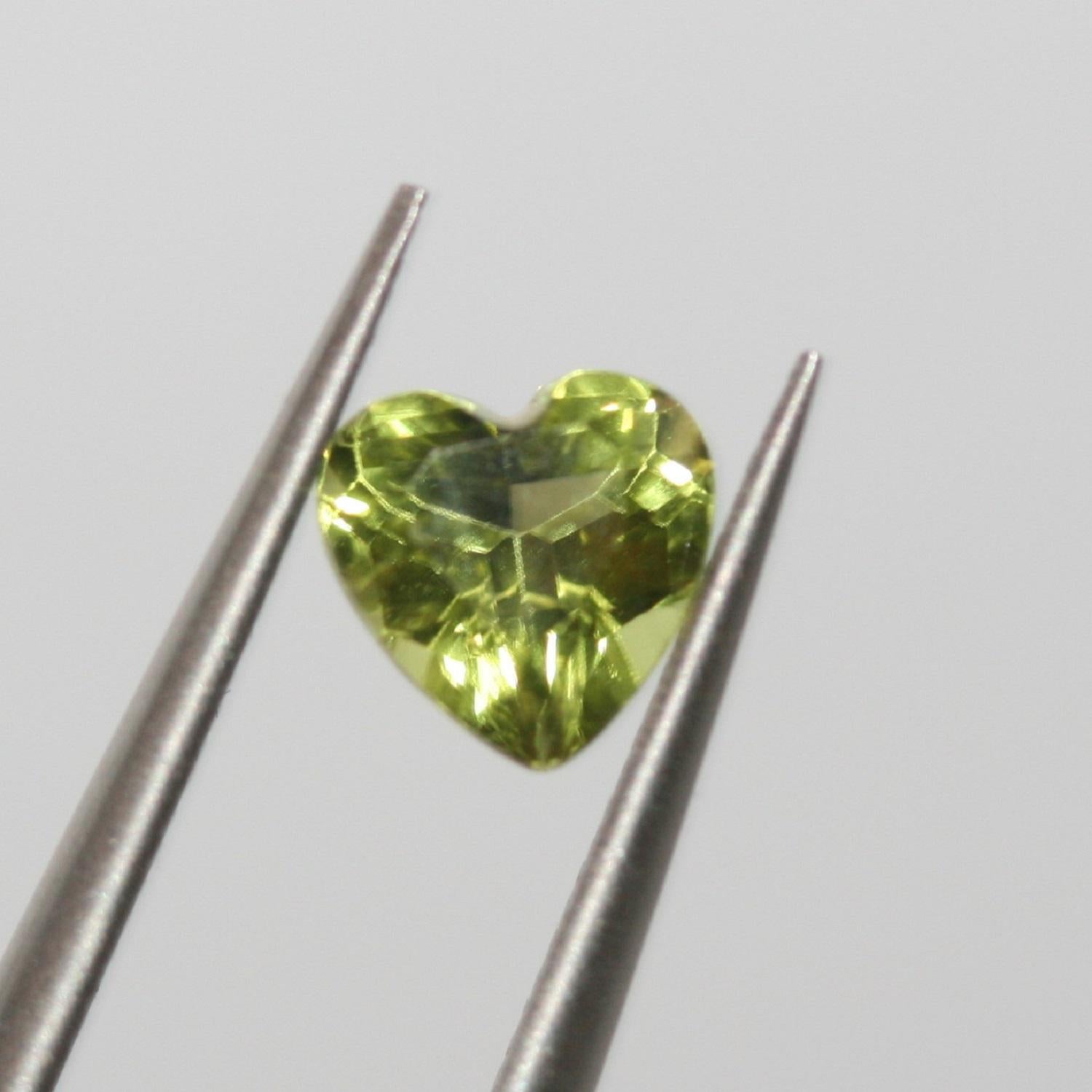 Lote de 8 piezas de peridoto facetado en forma de corazón de 6 mm (8 piezas)