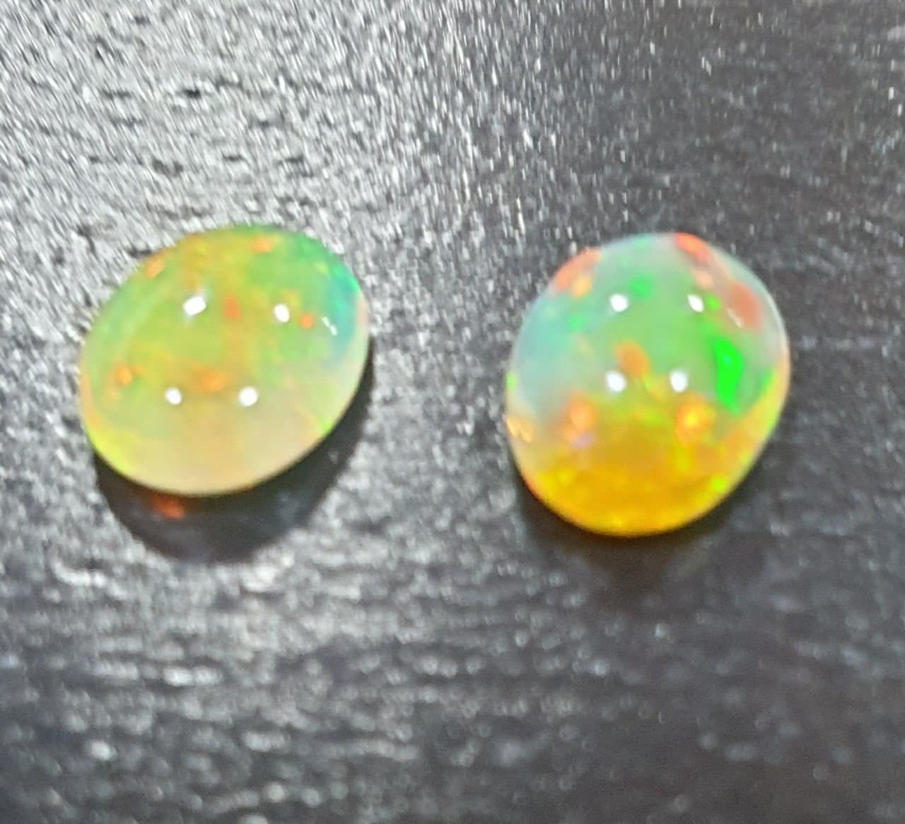 Lote de 1 par de ópalos Wello naturales de 9 x 7 mm, cabujón ovalado, venta al por mayor, lotes de piedras preciosas, gemas sin tratar.