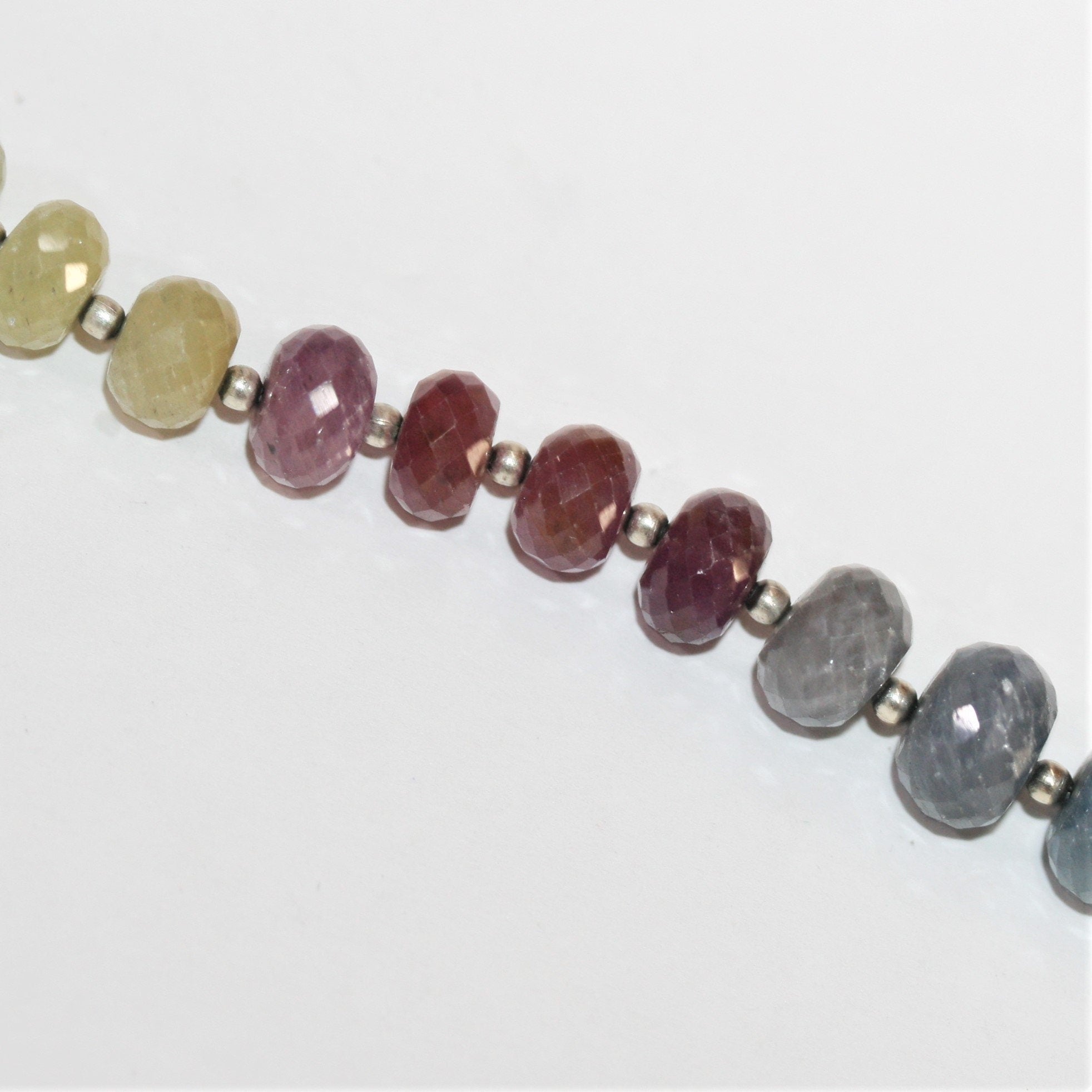 Collar de zafiros facetados en forma de rondelle (8 x 6 mm). Aprox.