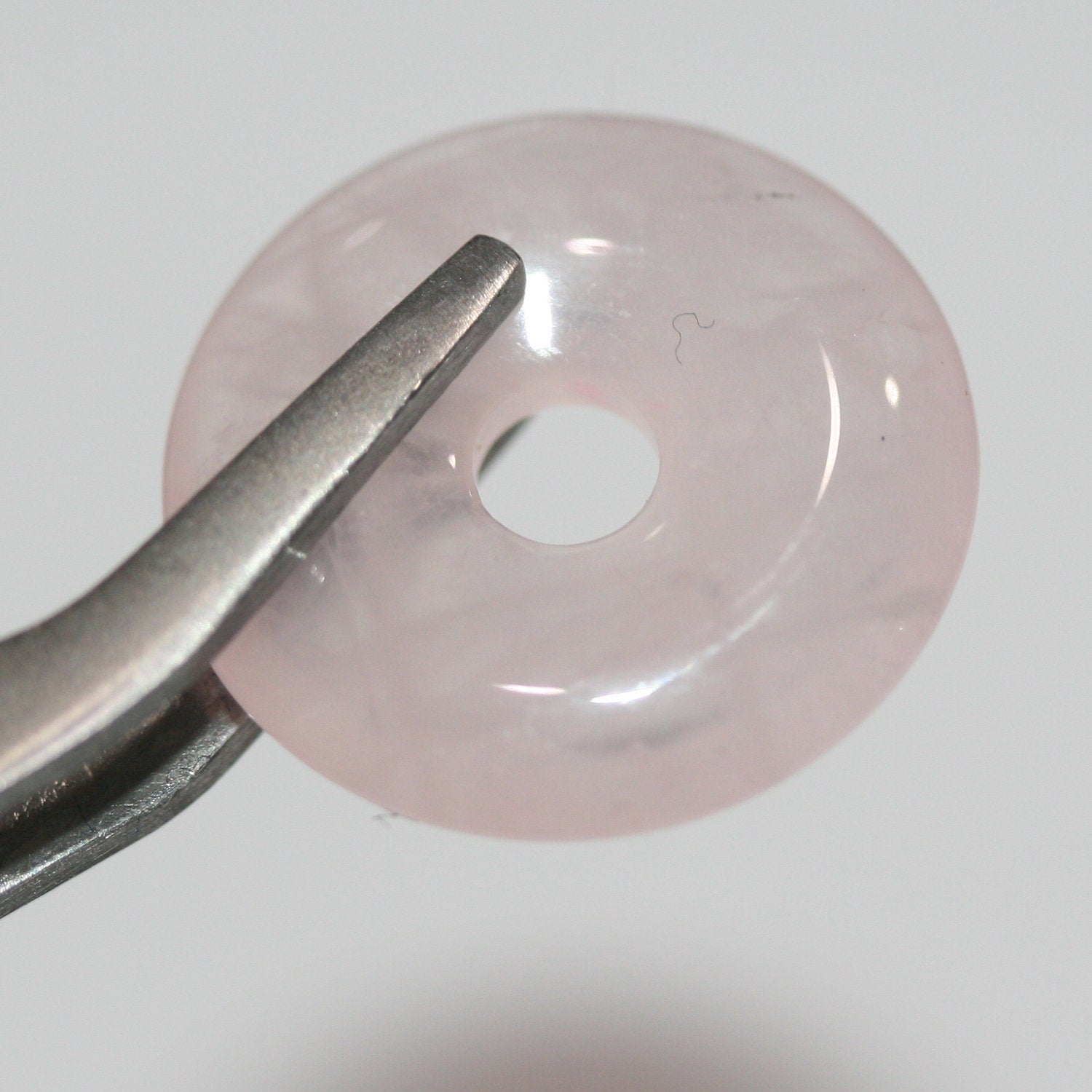Pendentif disque en quartz rose lisse en forme de beignet 20 mm.