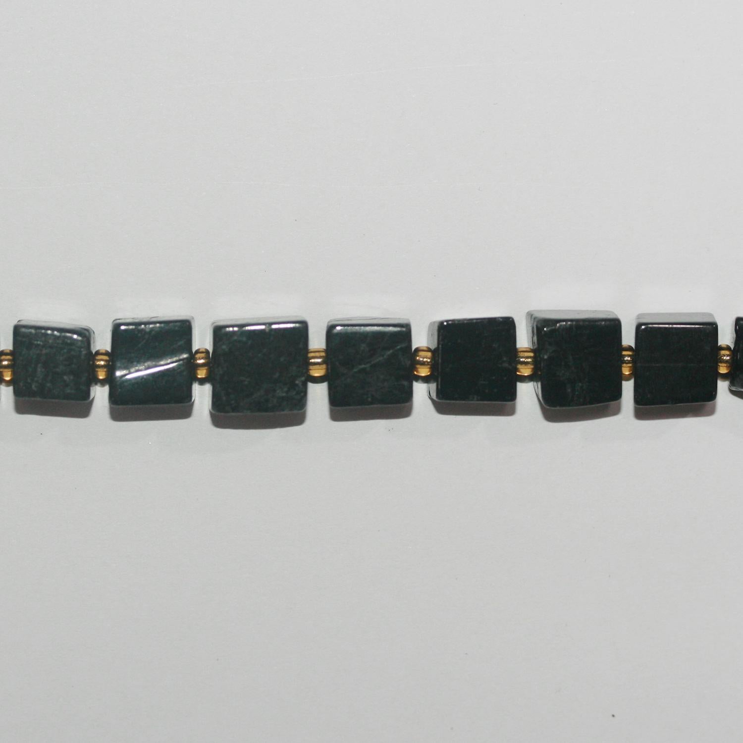 15" St Perles cubiques irrégulières lisses en tourmaline noire 8-9 mm environ - Fil 39 cm.