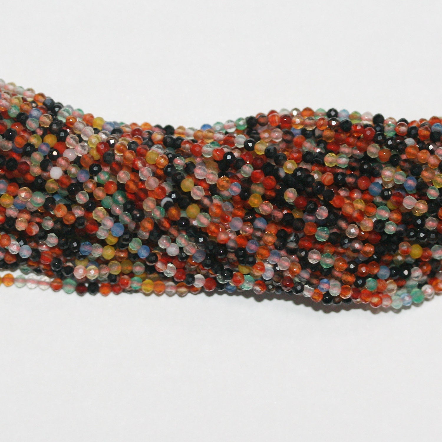 Perles rondes à facettes en agate multicolore de 15 pouces (2 mm). Longueur du fil : 39 cm.