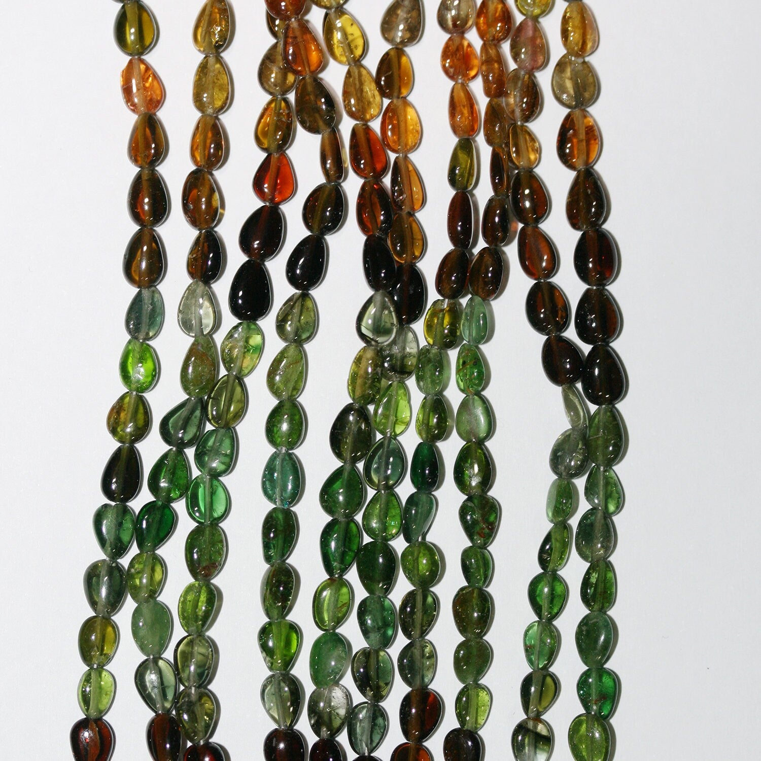 Perles en tourmaline St Petro lisses en forme de goutte, 8" x 4 mm - Fil de 20 cm.