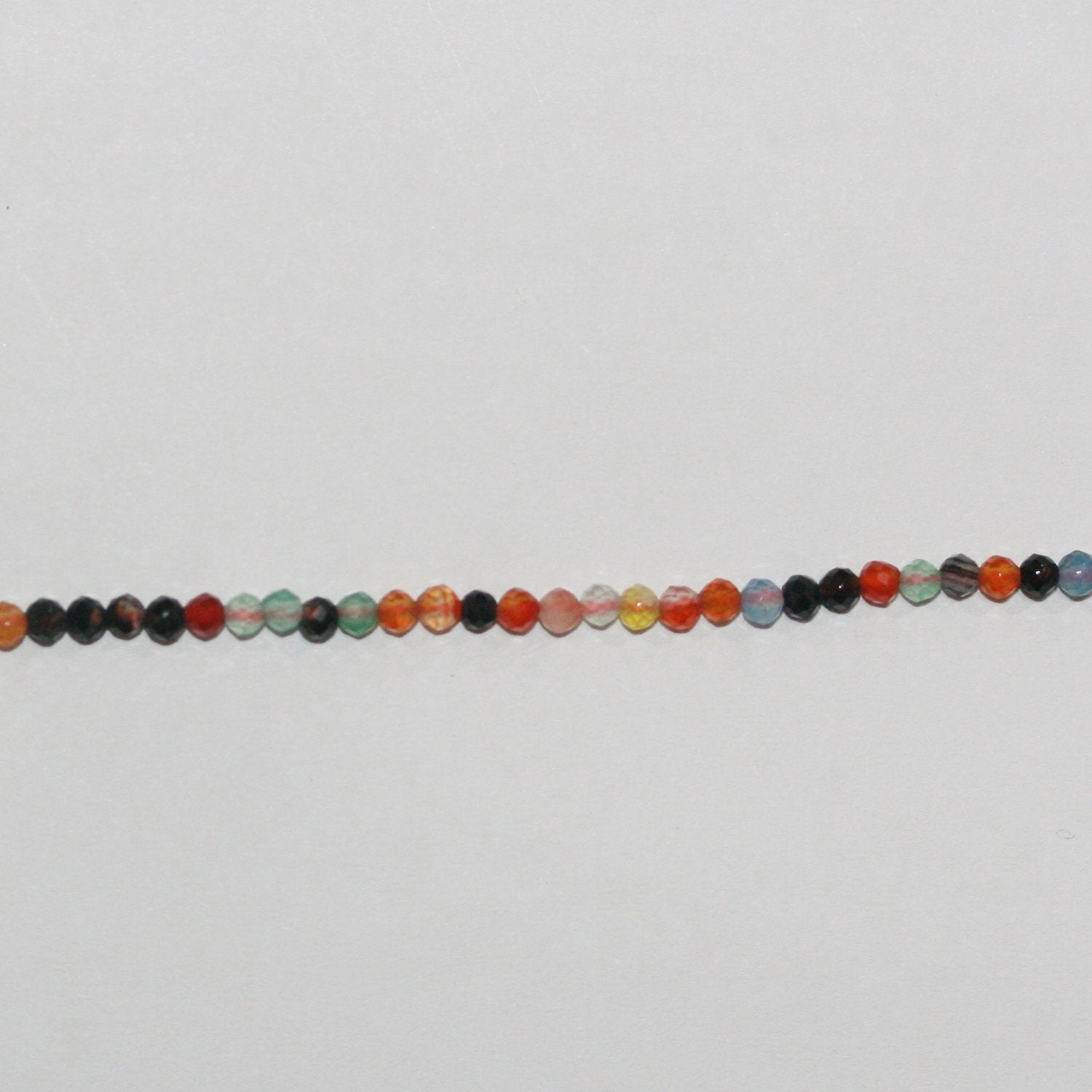 Perles rondes à facettes en agate multicolore de 15 pouces (2 mm). Longueur du fil : 39 cm.