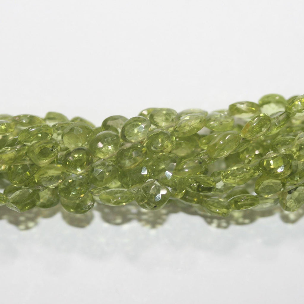 Perles en péridot facettées en forme de goutte, 8 pouces, 5-6 mm environ. - Longueur du fil : 20 cm environ.