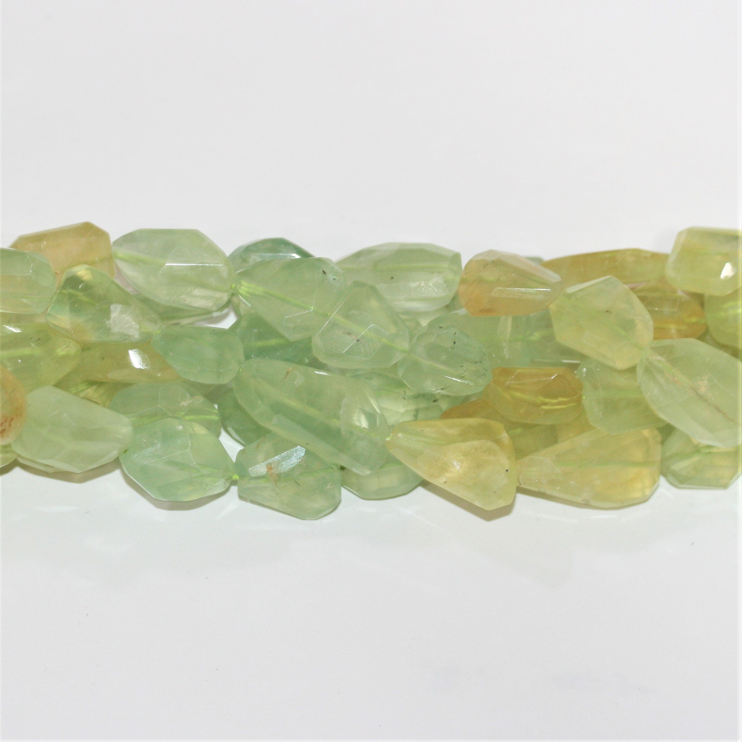 Perles de pépites de St Prehnite à facettes de 14 pouces, 15-20 mm environ. - Fil de 37 cm environ.