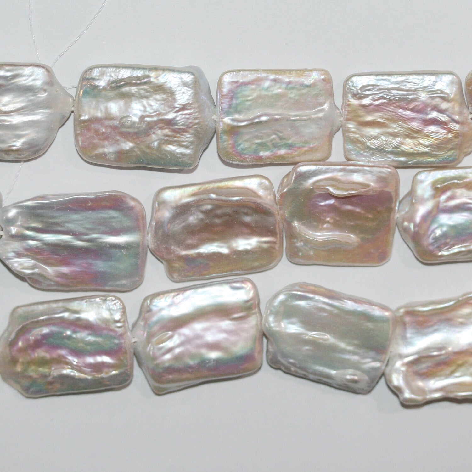 Perles de culture naturelles de 39 cm (15 pouces), forme rectangulaire irrégulière, 23 x 19 mm environ. Collier de 39 cm. Prix de gros.