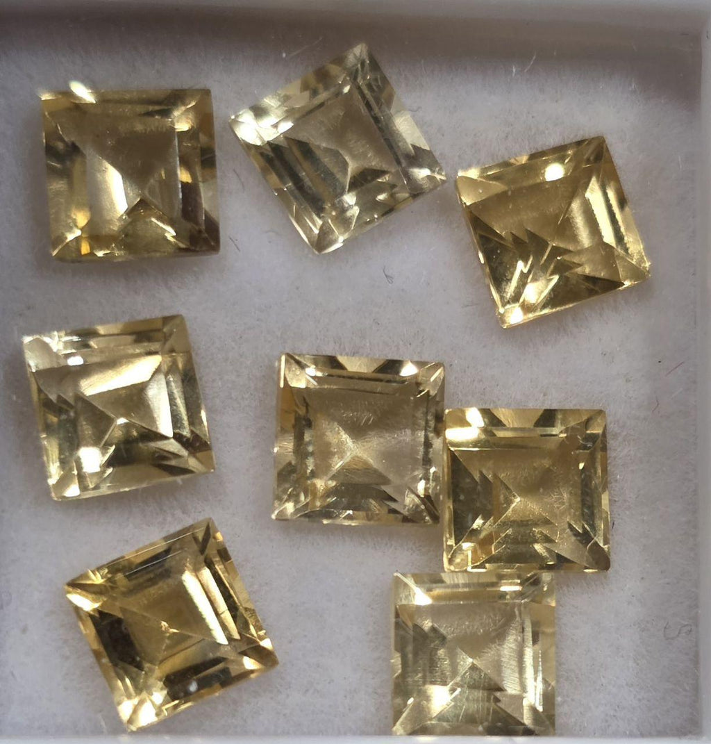 Lote de 8 citrinos facetados cuadrados de 5 mm. Piedras preciosas naturales.