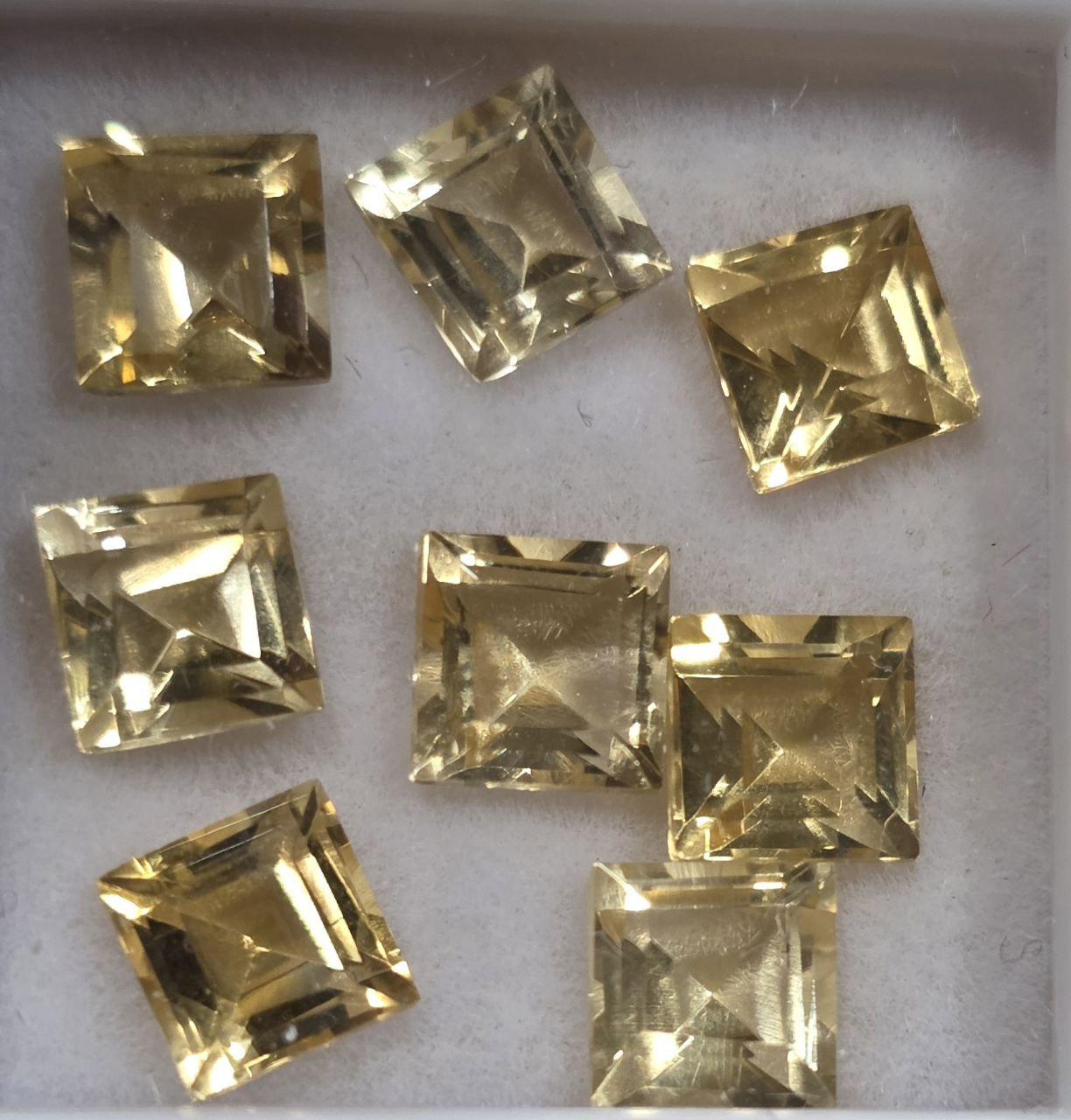 Lote de 8 citrinos facetados cuadrados de 5 mm. Piedras preciosas naturales.