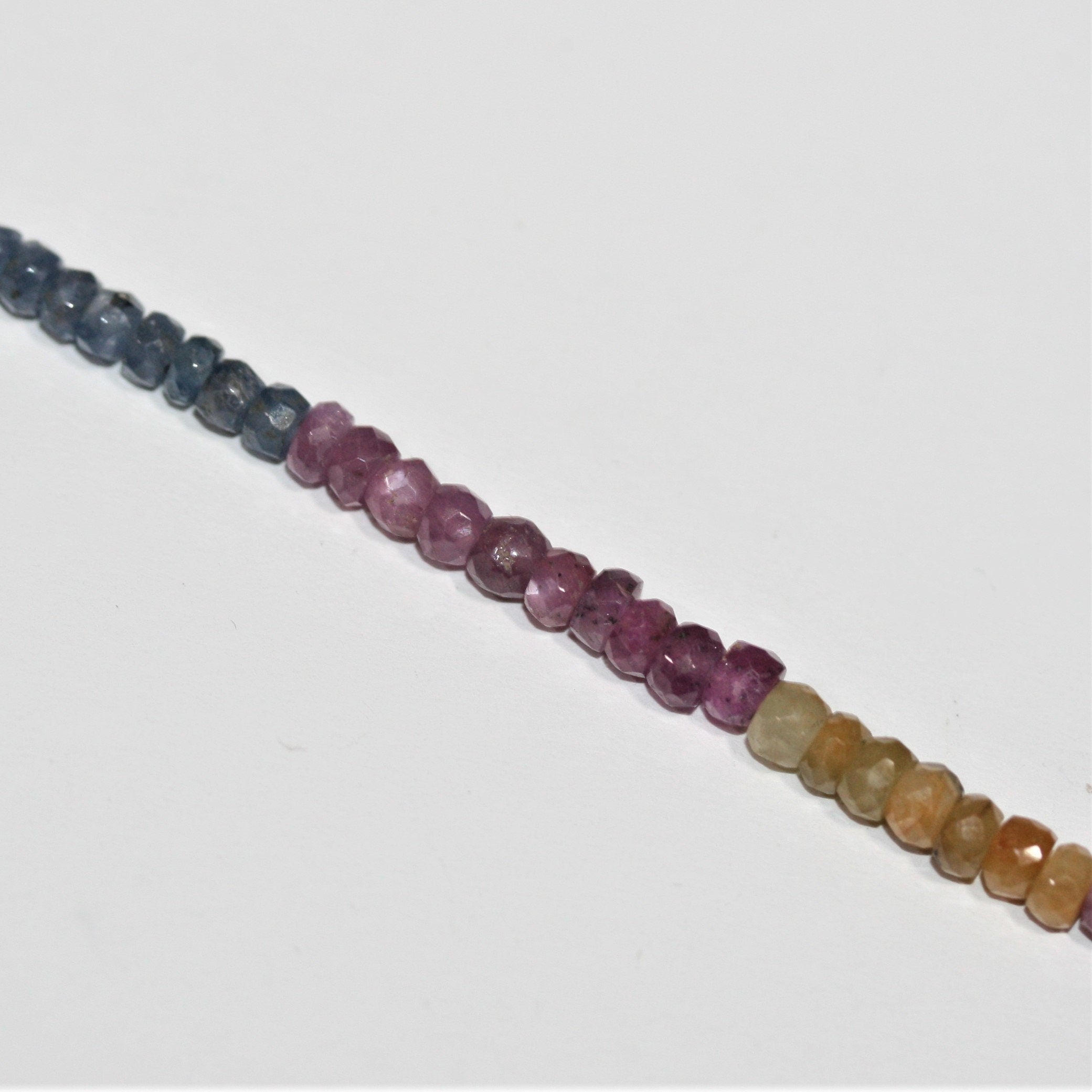 Cuentas redondas facetadas graduadas de rubí y zafiro de 20" de St., de 3 x 2 a 5 x 3 mm. Longitud aproximada: tira de 52 cm.