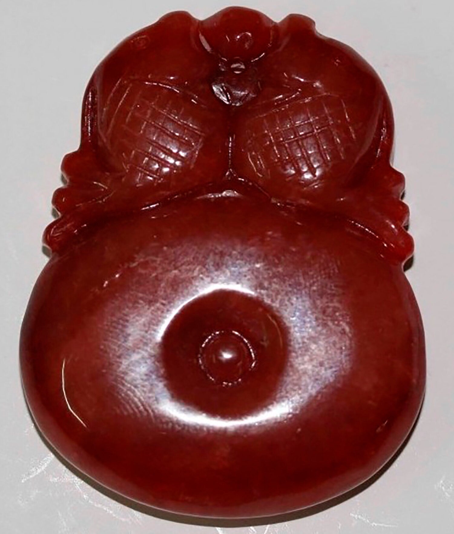 Pendentif en jade rouge 52x40mm.