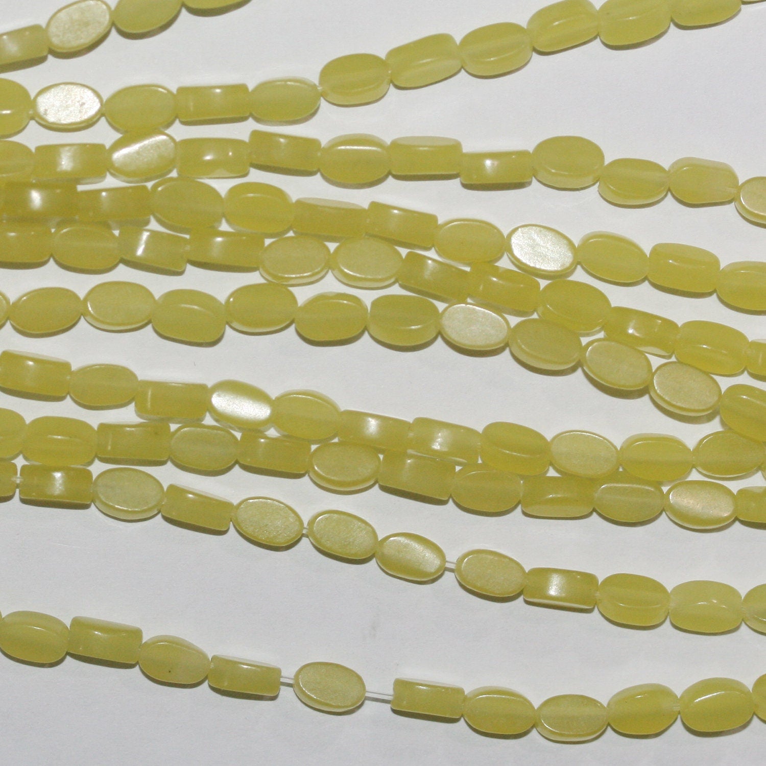 Cuentas ovaladas lisas de serpentina de 16" de St., 6 x 4 mm. Tira de 40 cm.