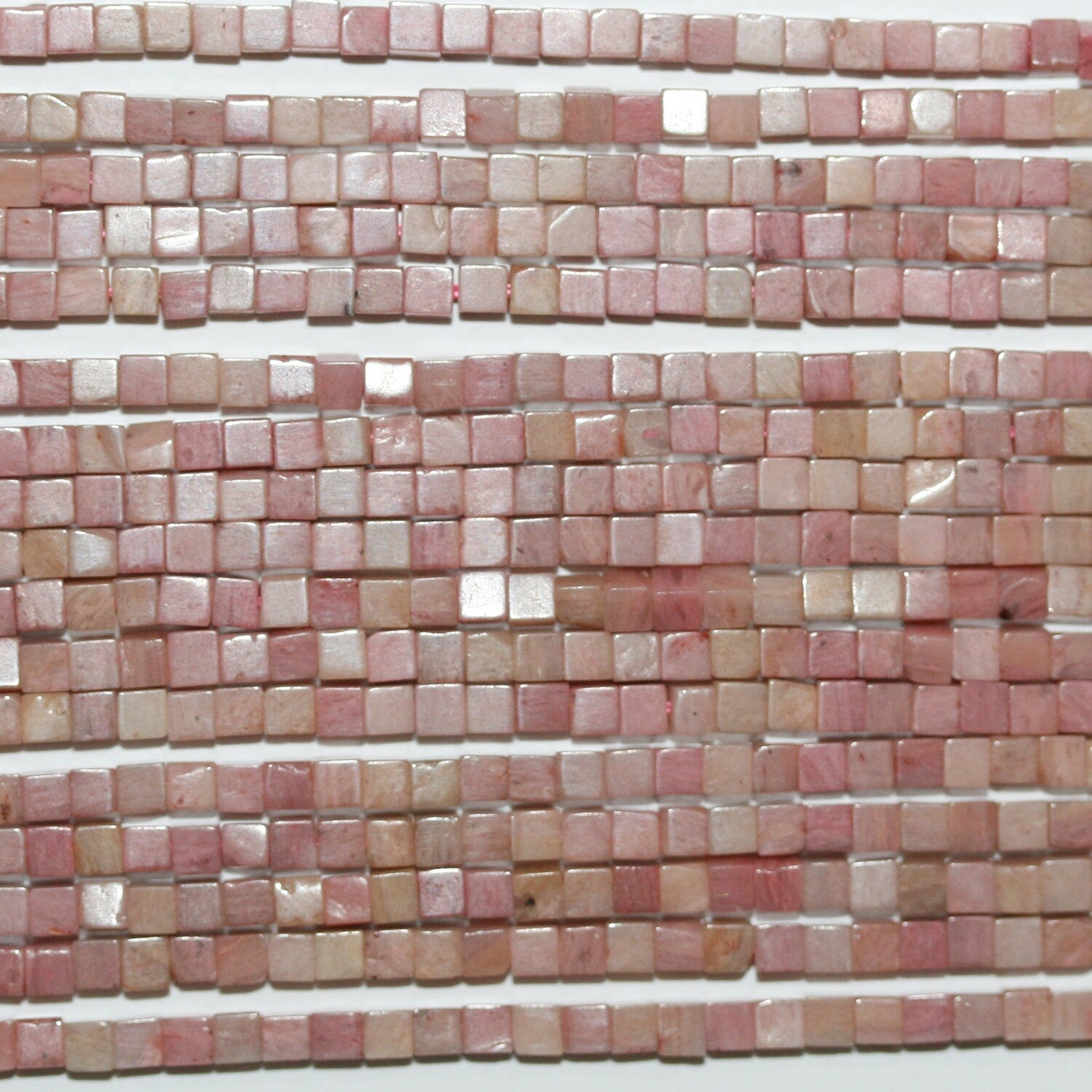 16" Cuentas de Cubo Liso de Santa Rodonita de 2 mm - Hilo de 40 cm.