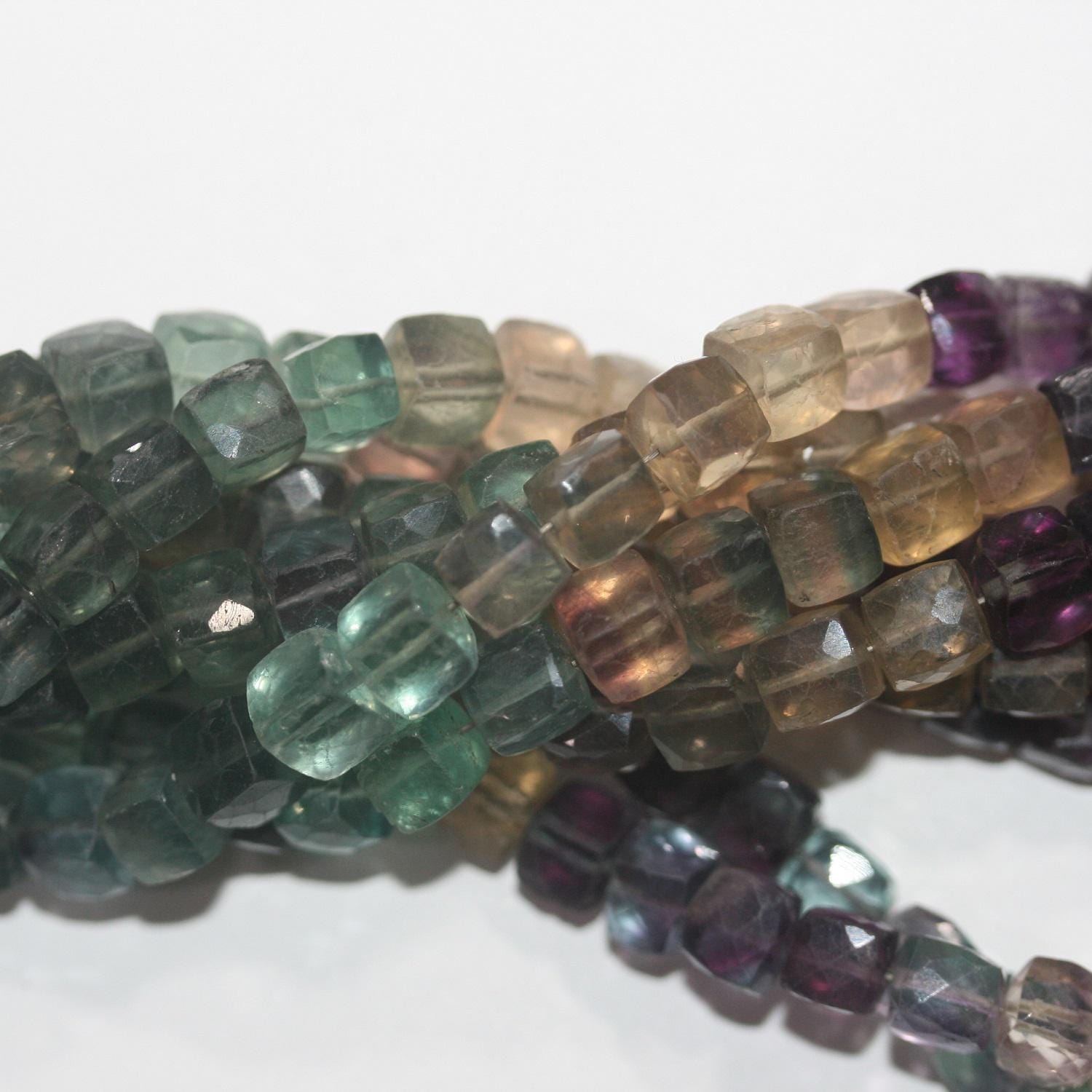 Perles cubiques à facettes en fluorite St de 8 pouces (5-6 mm) - Fil de 20 cm
