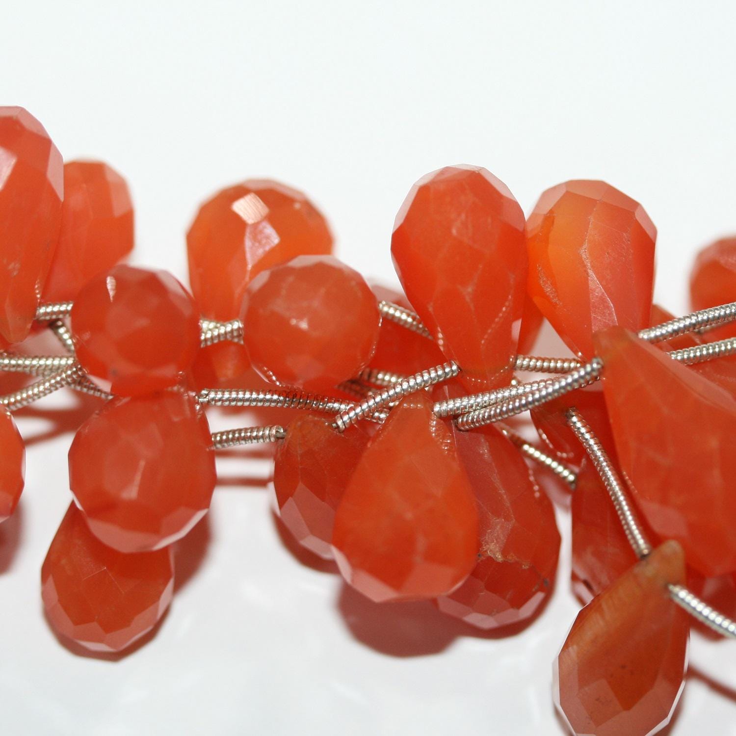 Cuentas de cornalina santa facetadas de 17 x 11 mm (7"). Hilo de 18 cm aprox.