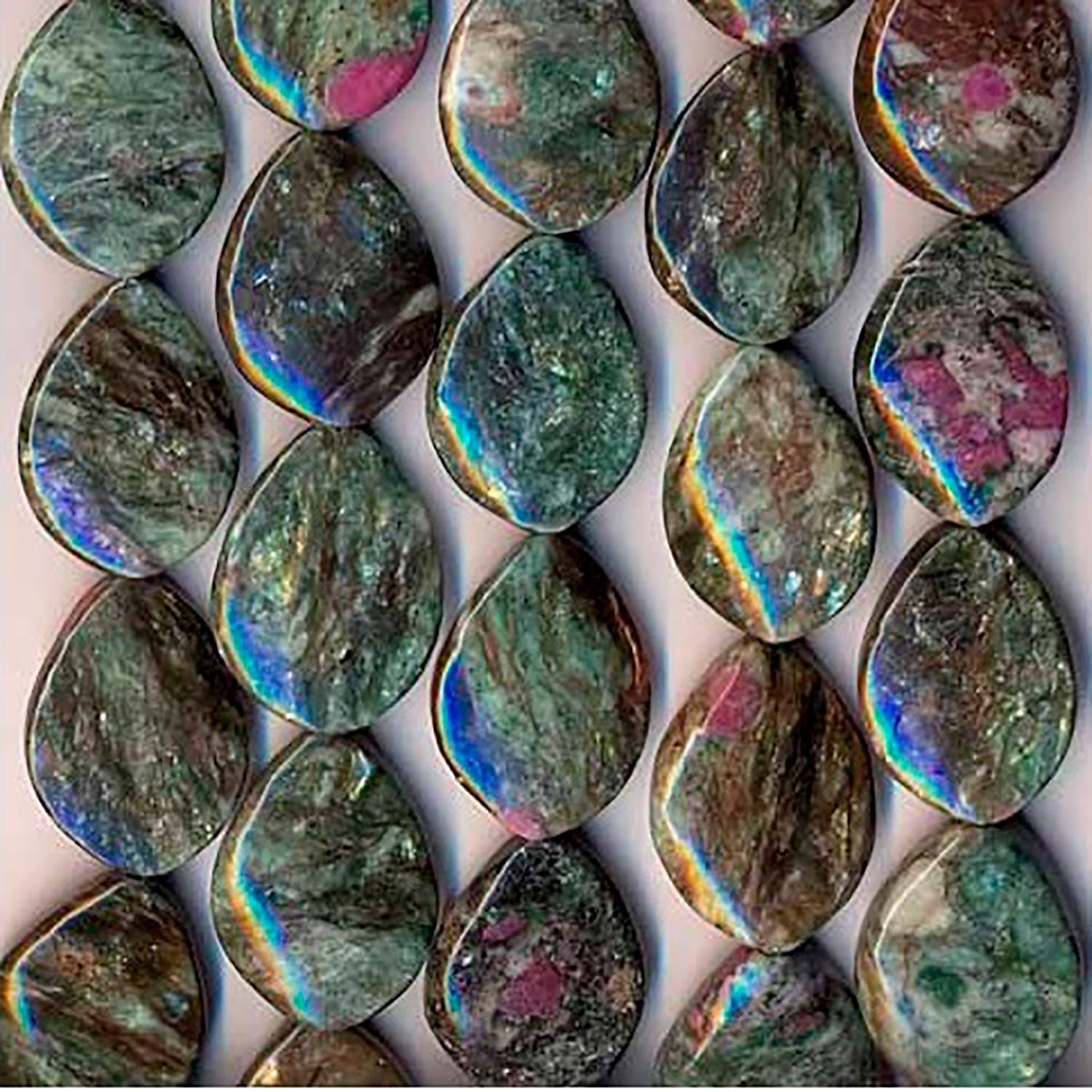 Cuentas ovaladas retorcidas lisas de fucsita y rubí de 40 cm, 30 x 22 mm (aprox. - Hilo de 40 cm)