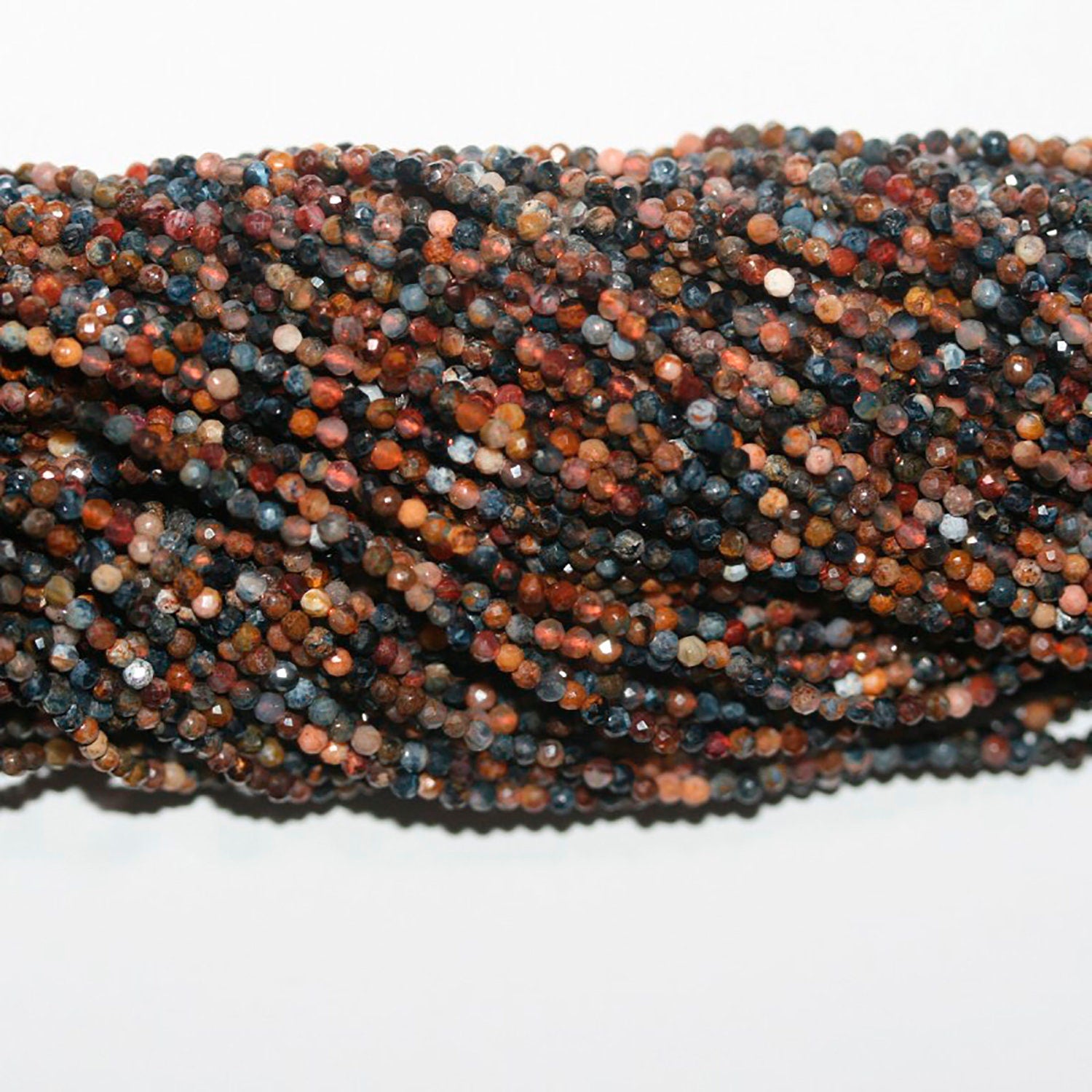 16" Cuentas redondas facetadas de St Pietersite de 2 mm - Hilo de 40 cm.