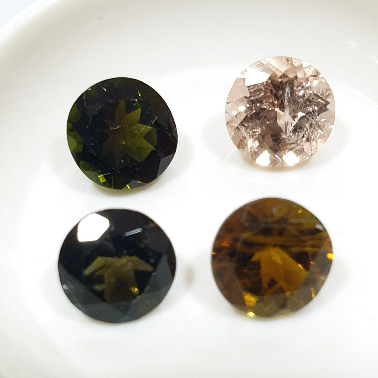 Lot de 4 tourmalines multicolores rondes à facettes de 7 mm - Rose, vert, brun - Pierres non traitées - Fournisseur de pierres précieuses en gros pour le bricolage - Pierres authentiques