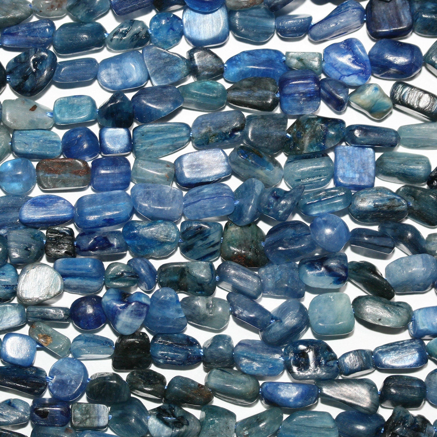 Perles de pépites lisses en kyanite St de 15 pouces, 6-8 mm environ - Longueur du fil : 39 cm.