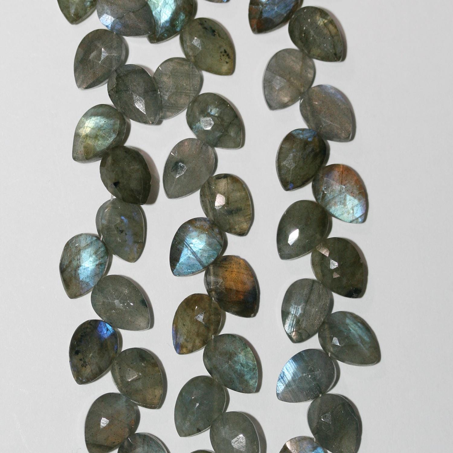 Perles en forme de goutte à facettes de Labradorite de 8 pouces, 10 x 6 mm - Fil de 20 cm.