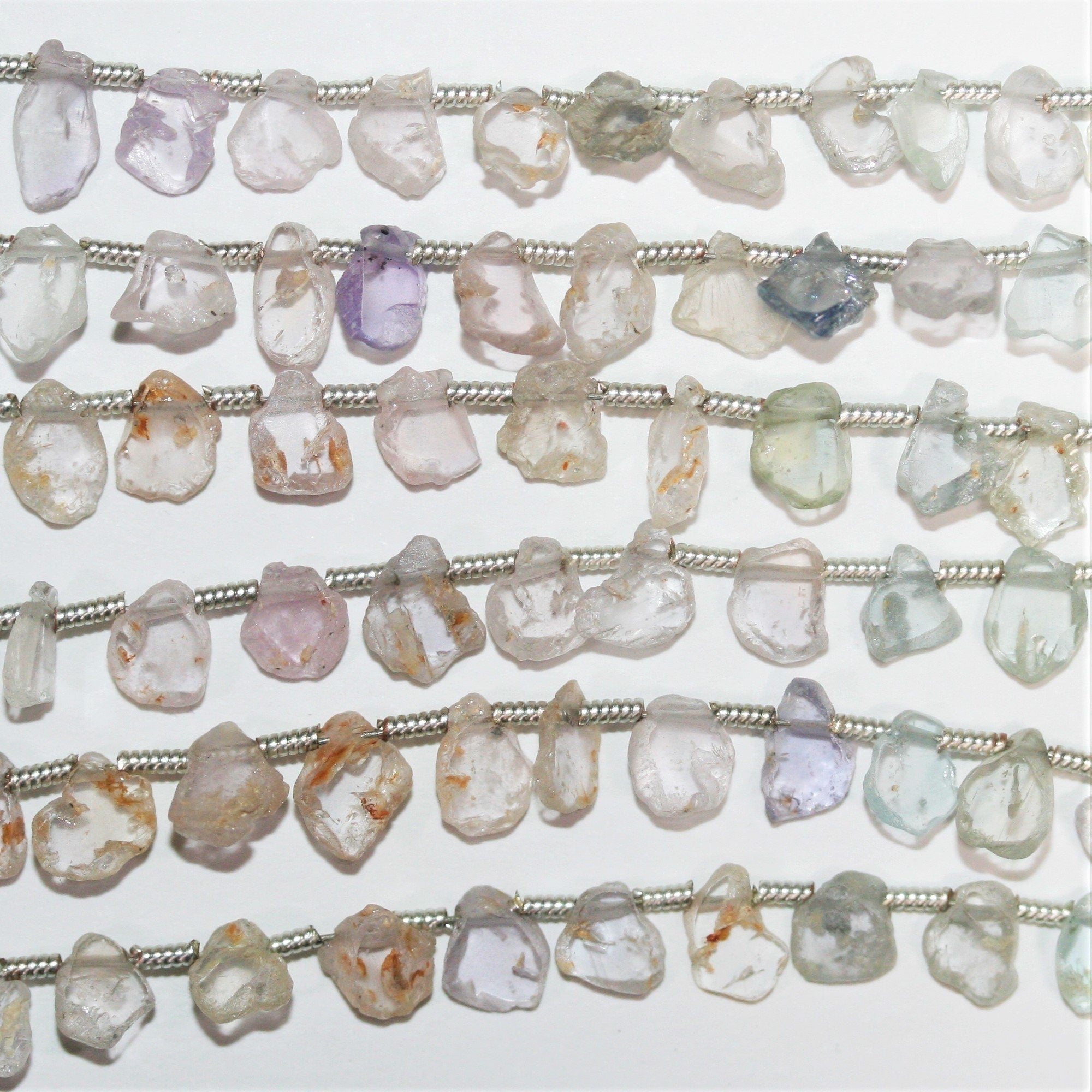 Perles plates irrégulières en saphir de Madagascar de 8 pouces (environ 20 cm), de 6 à 7 mm de diamètre. Longueur du brin : environ 20 cm.