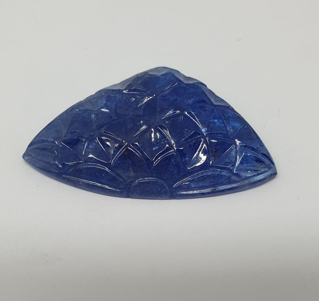 Grande taille unique sculptée dans un cabochon de tanzanite naturelle, 39 x 24,6 mm, 42 carats - Sculpture sur pierre précieuse