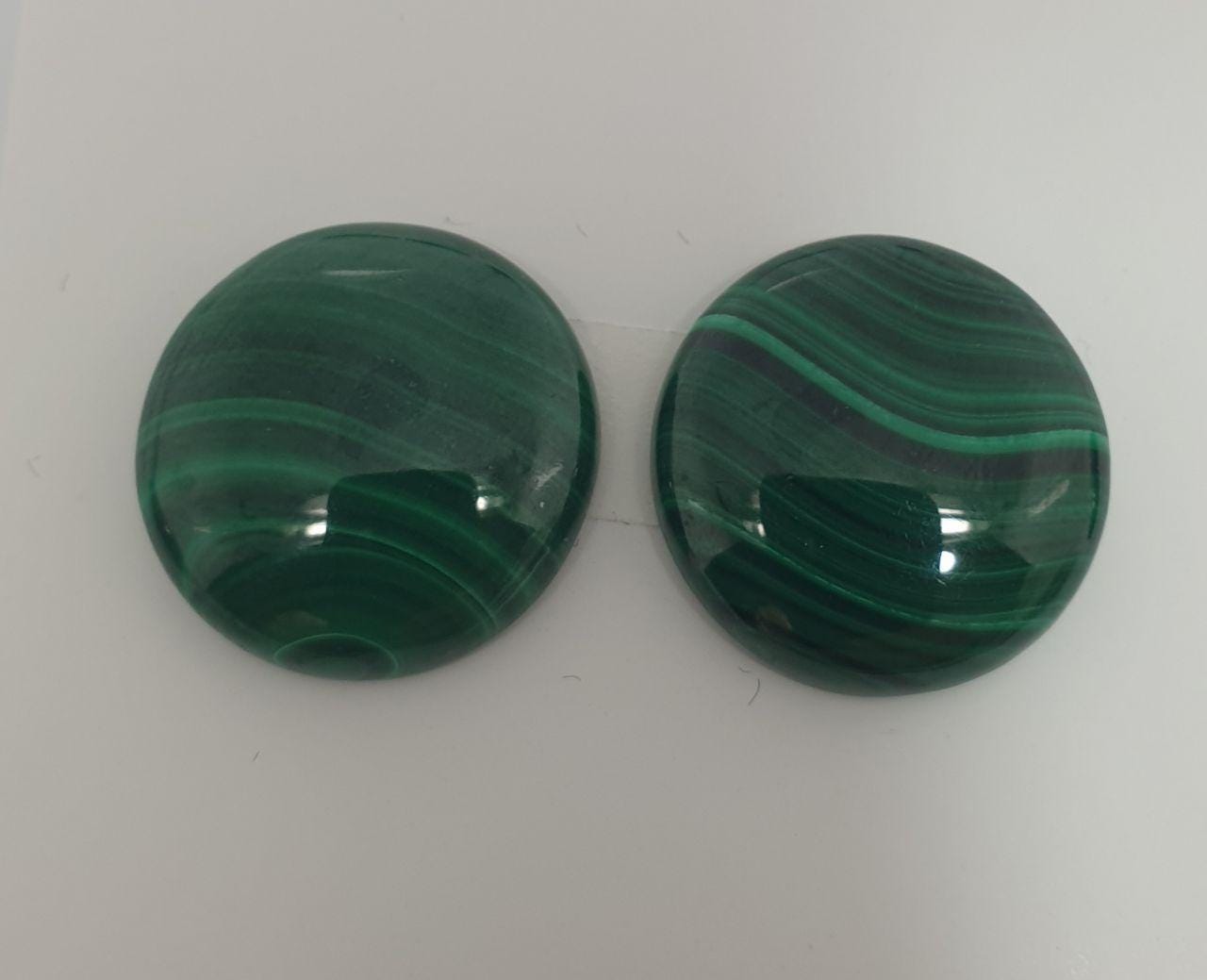 Lote de 2 cabujones redondos de malaquita de 20 mm (2 unidades). Malaquita genuina natural sin tratar.
