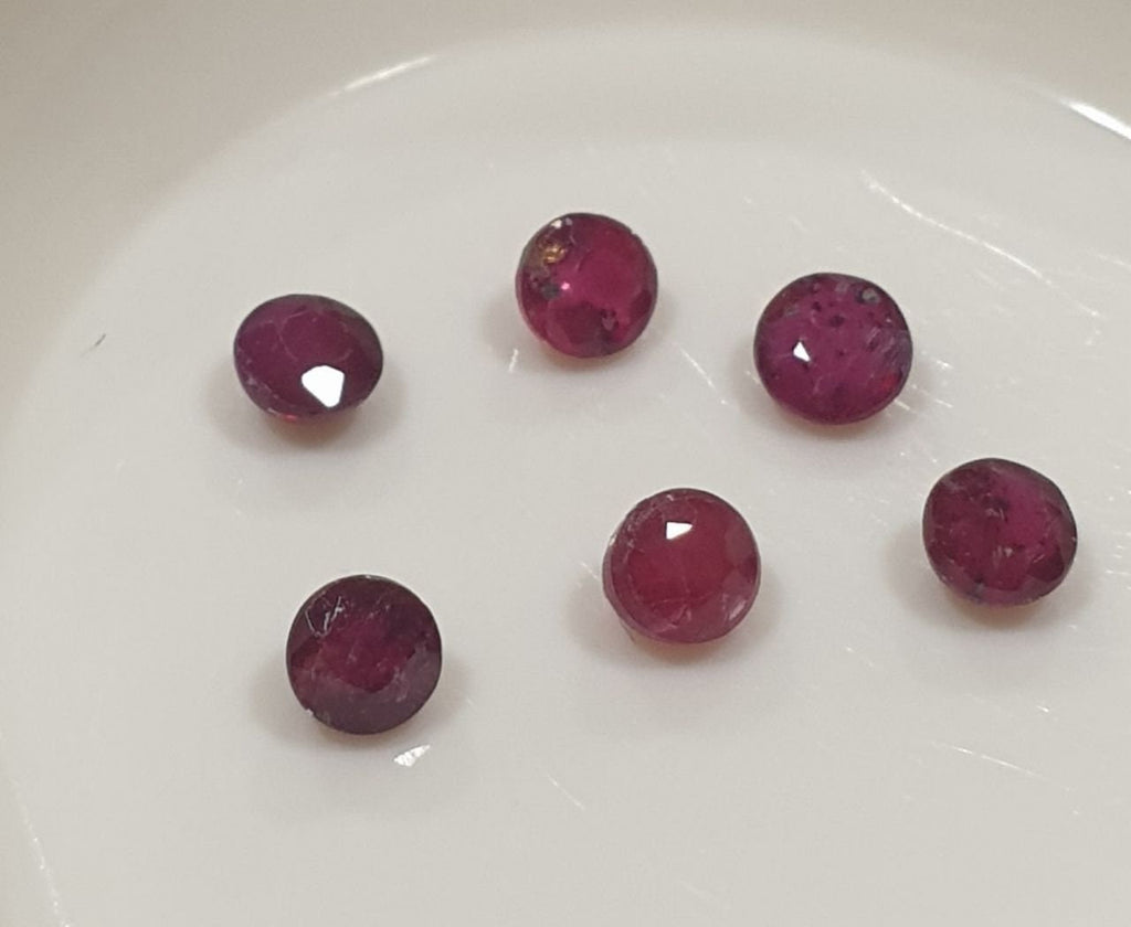 Lote de 6 rubíes redondos facetados de 2,5 mm. Gemas sueltas al por mayor. Gemas naturales.