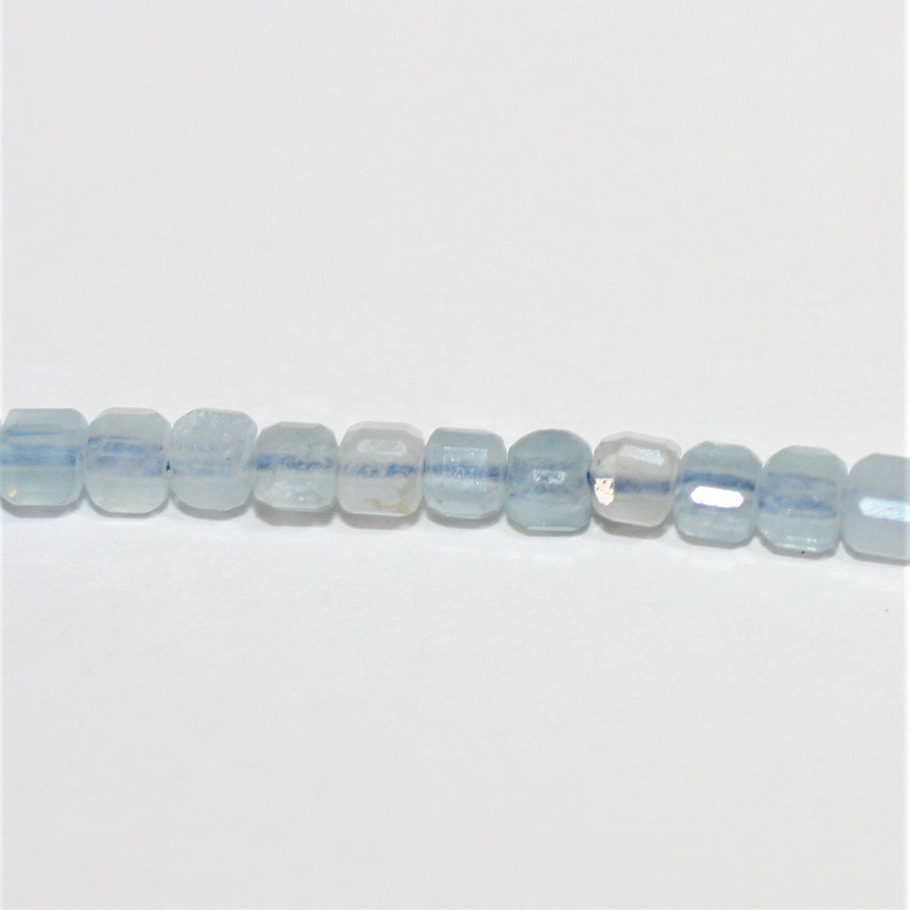 16" Cuentas de Cubo Facetadas de Aguamarina Santa 2mm.-Hilo 40cm.