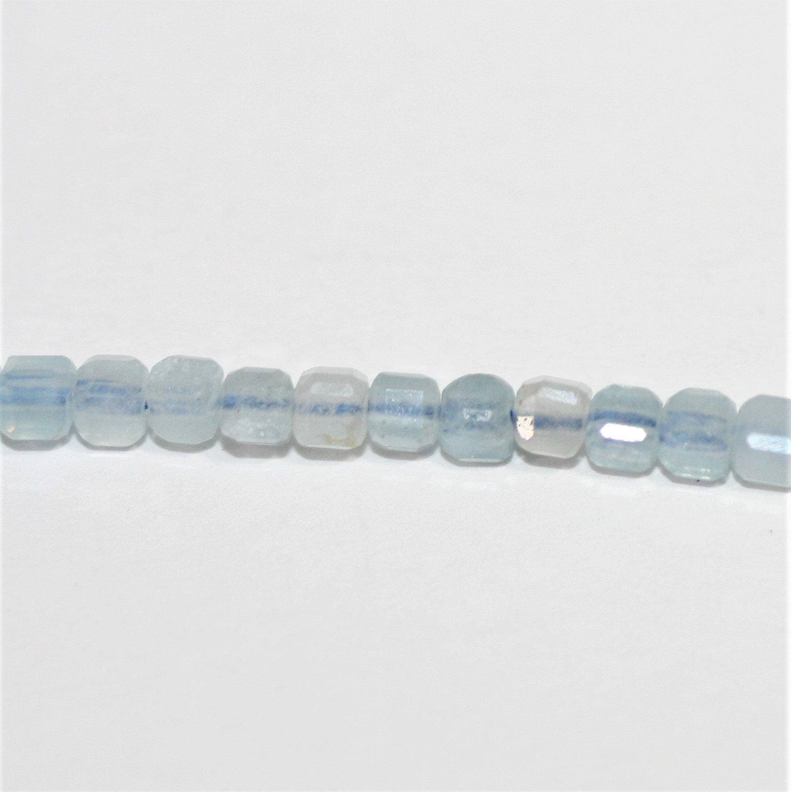 16" Cuentas de Cubo Facetadas de Aguamarina Santa 2mm.-Hilo 40cm.
