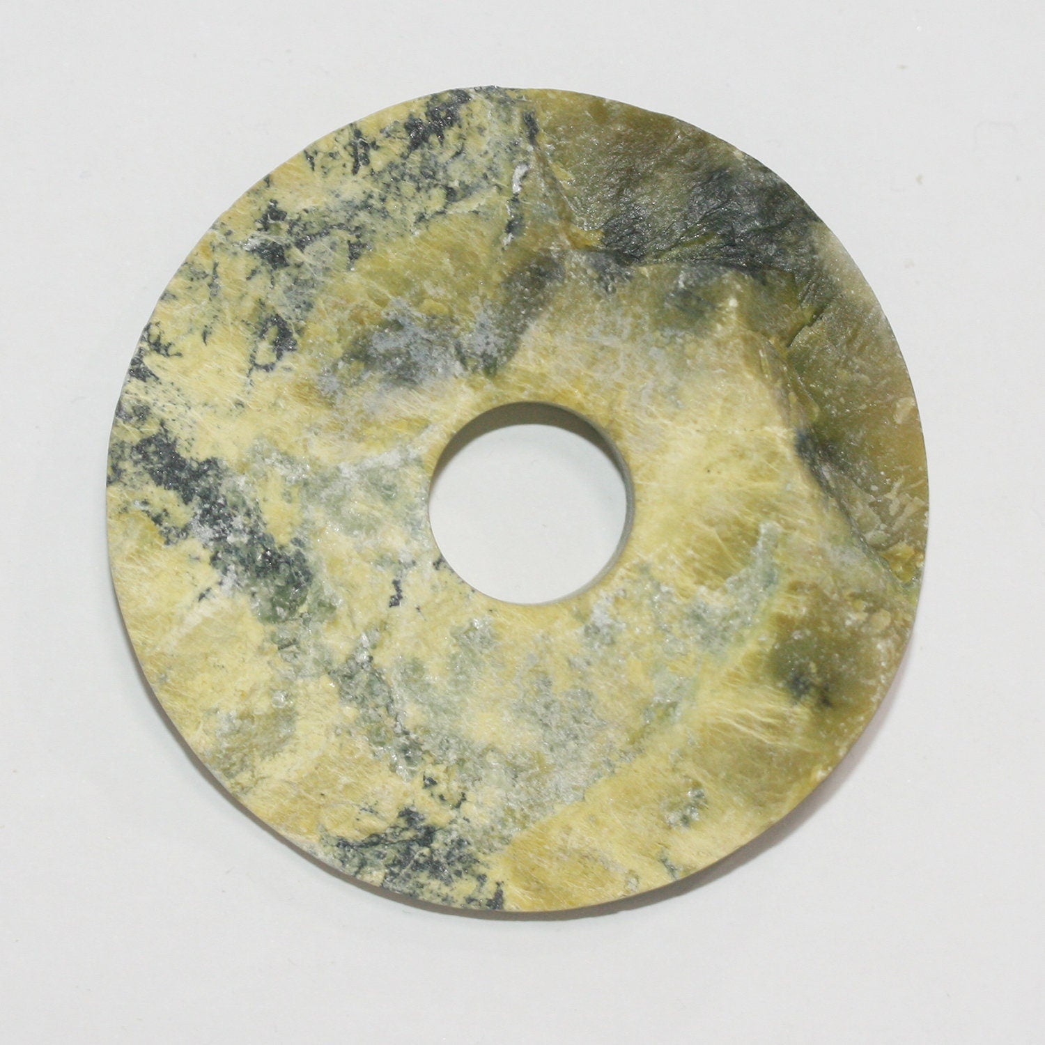 Pendentif en turquoise brute, environ 66 mm.