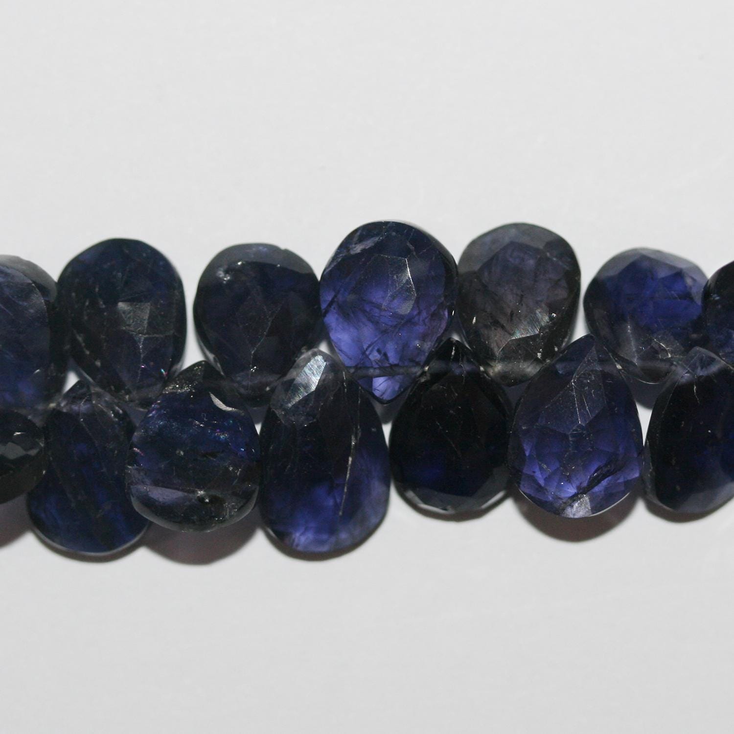 Perles en forme de goutte à facettes en iolite de 8 pouces (environ 10 x 8 mm) - Longueur du fil : 20 cm.