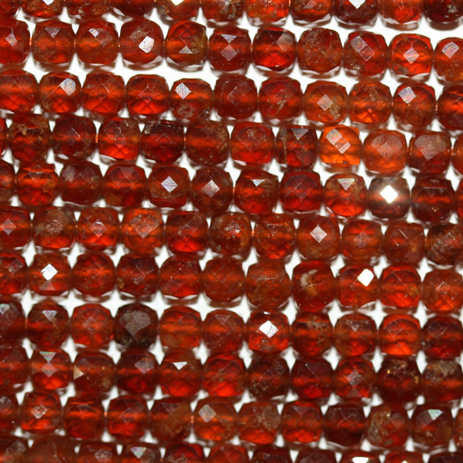 Perles cubiques à facettes en grenat St Hessonite 15" 4 mm - Fil de 39 cm.